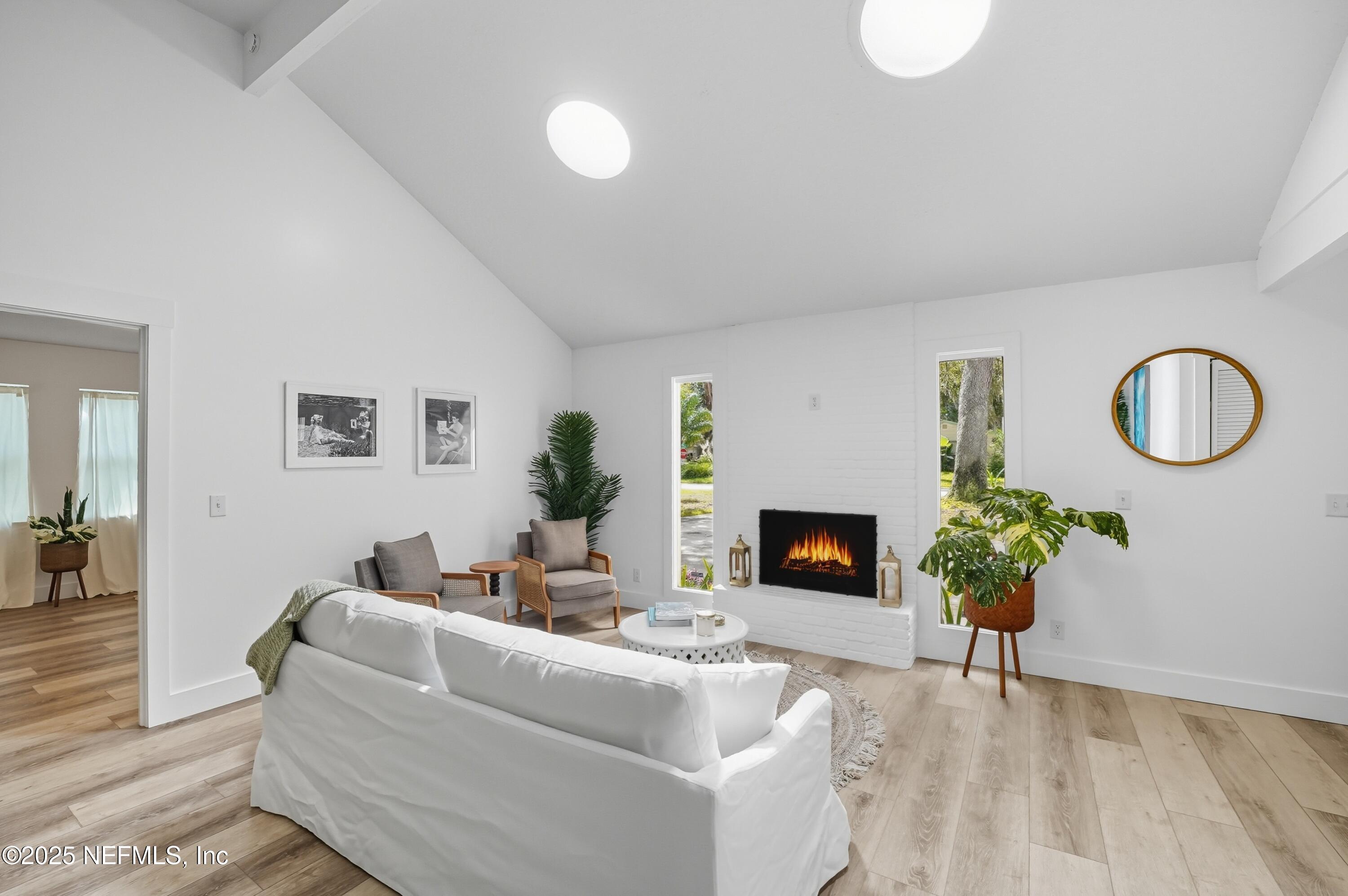 1002 KINGS Road