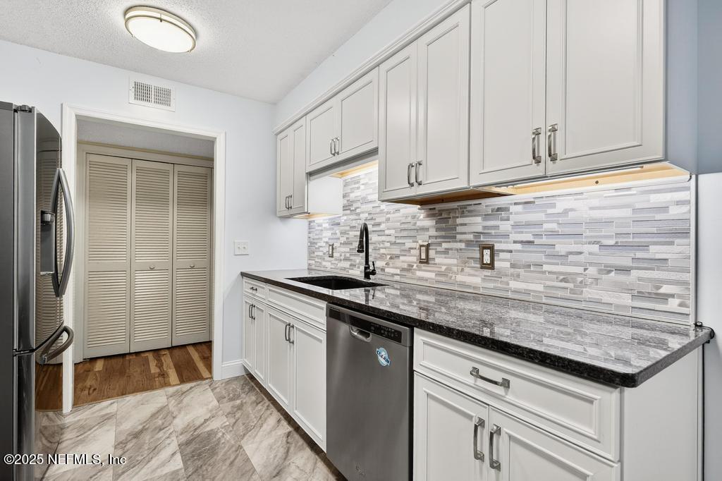 2700 MIZELL Avenue, 504A