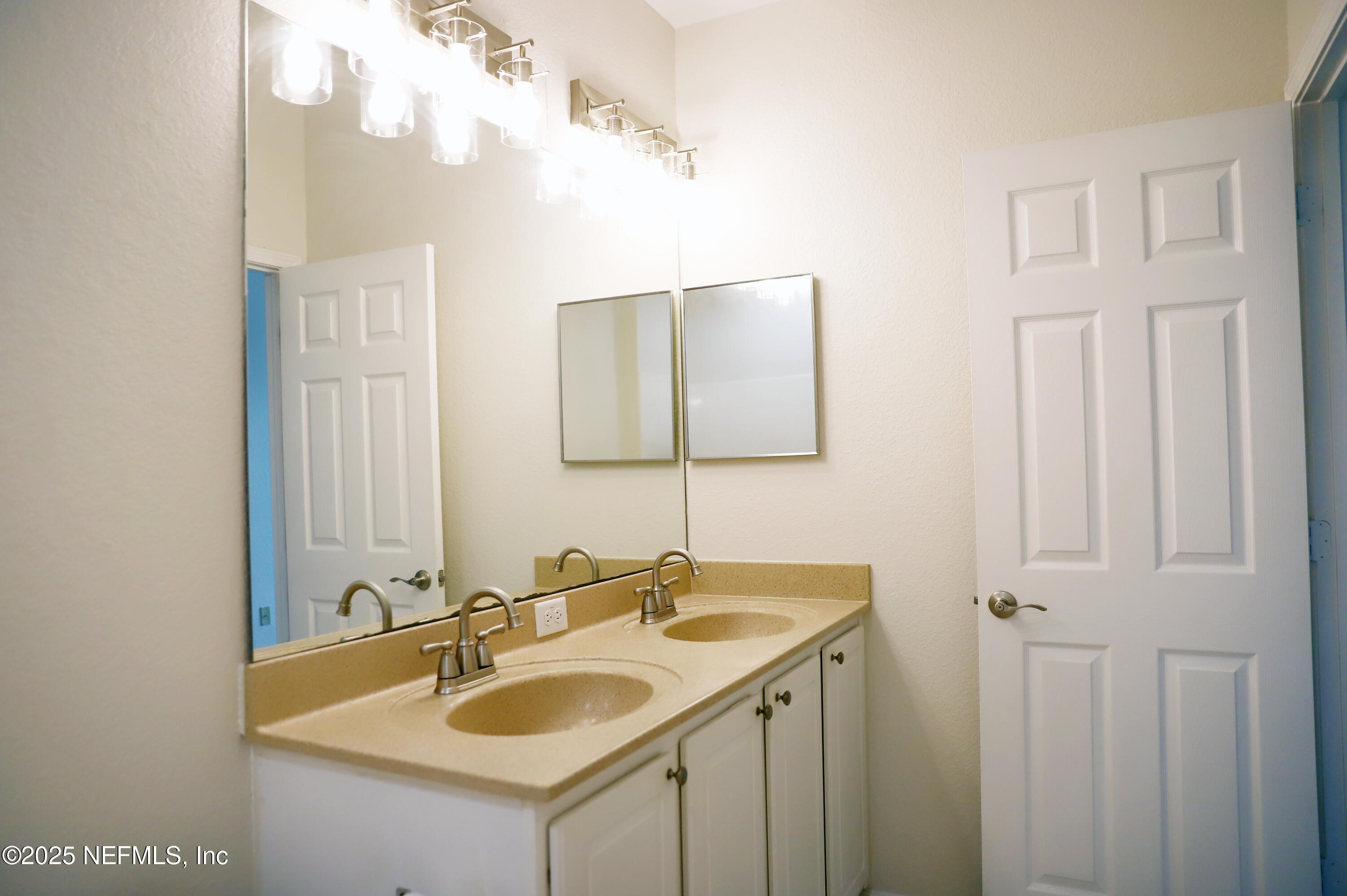 10075 GATE Parkway N 1806