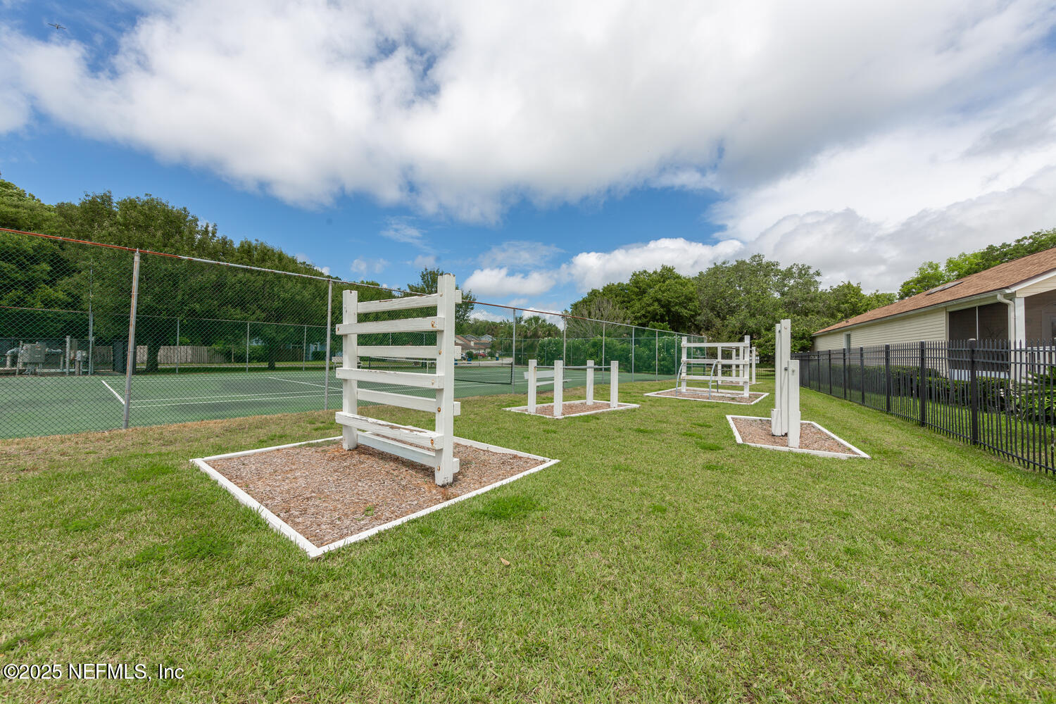 3911 MEADOWVIEW Drive N