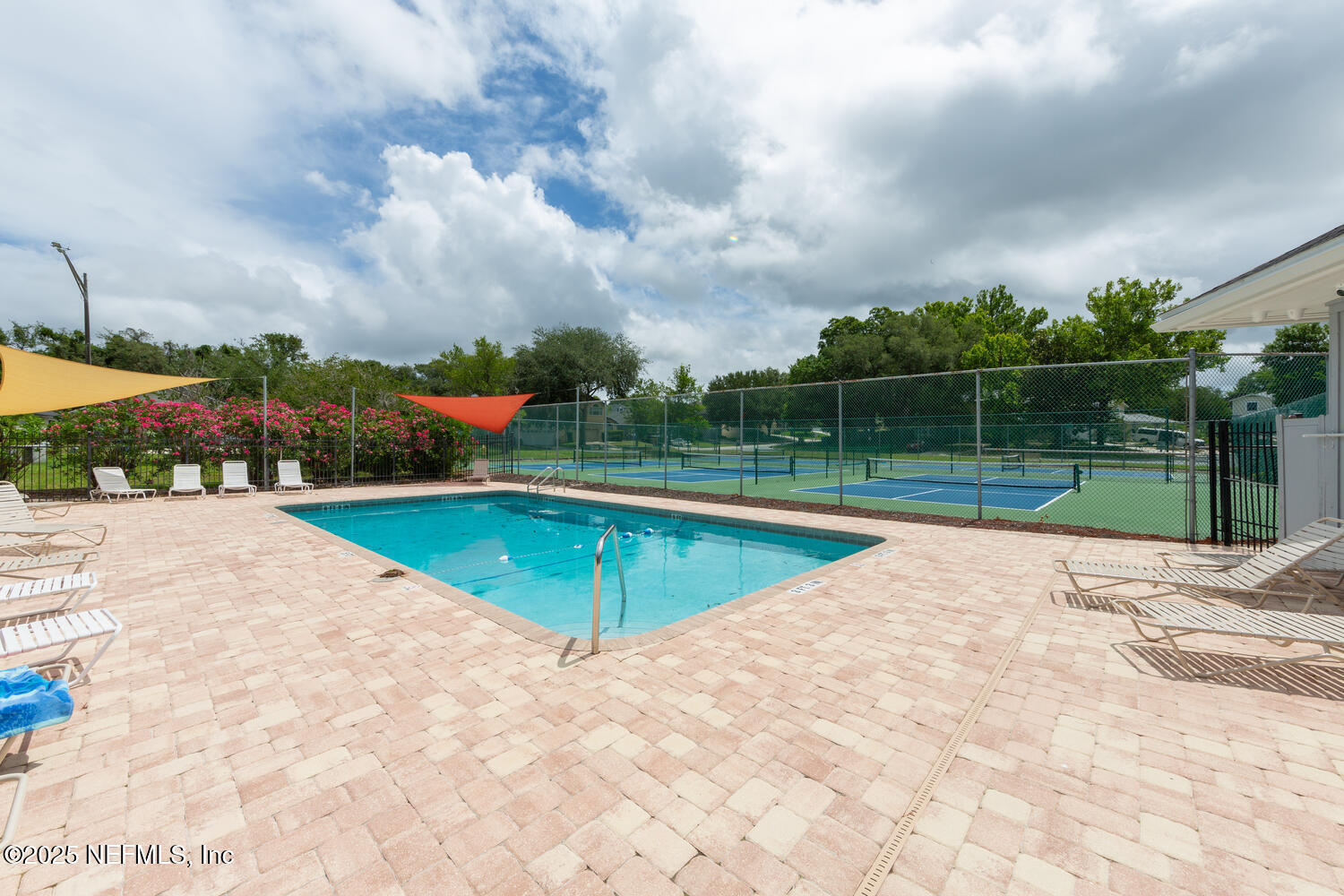 3911 MEADOWVIEW Drive N