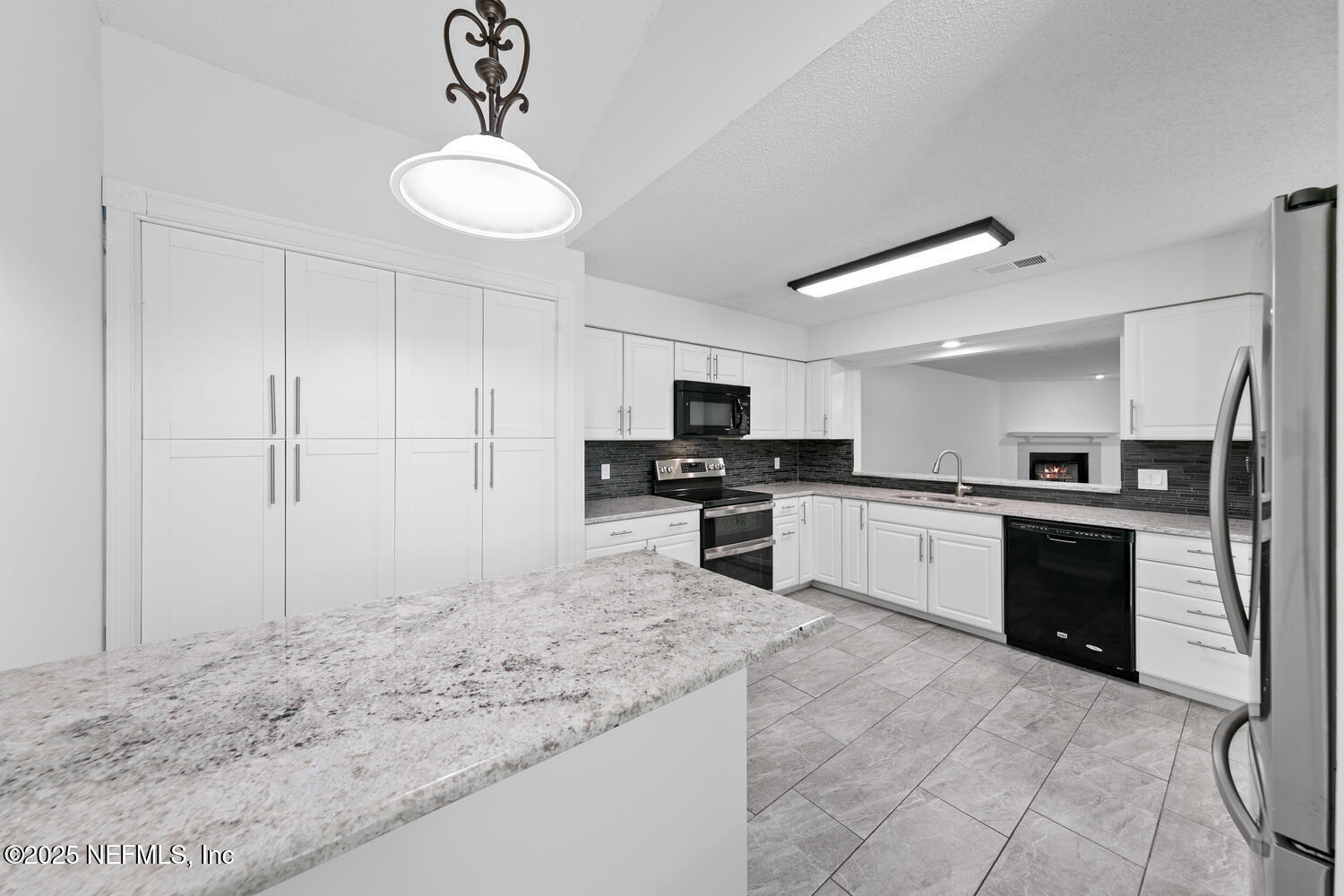 3911 MEADOWVIEW Drive N