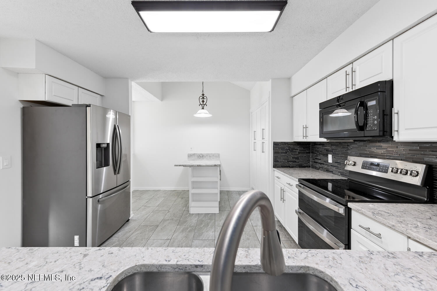 3911 MEADOWVIEW Drive N