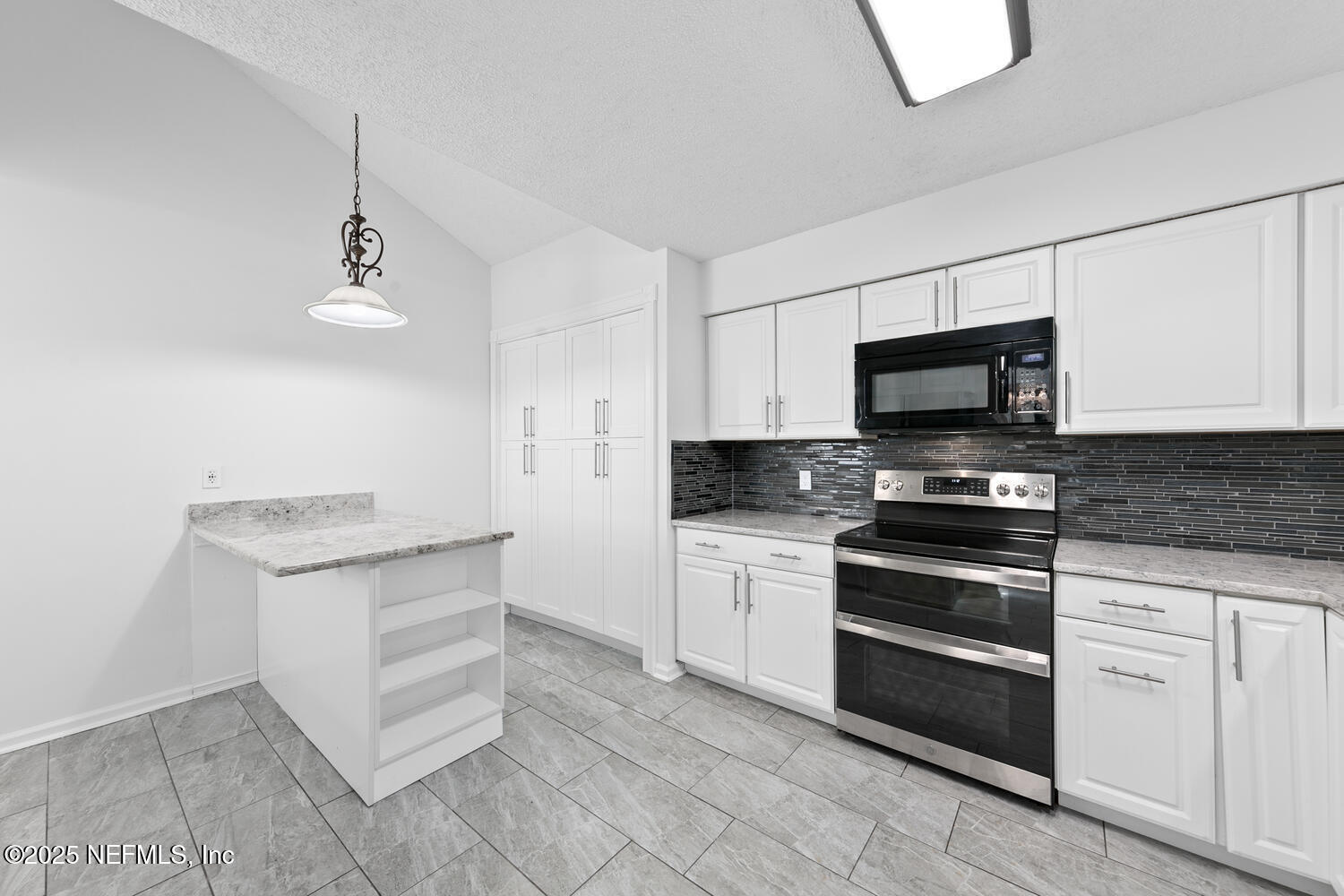 3911 MEADOWVIEW Drive N