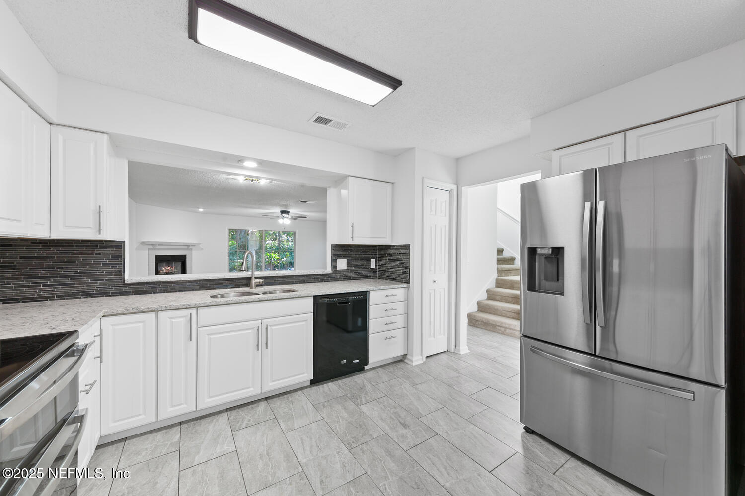 3911 MEADOWVIEW Drive N