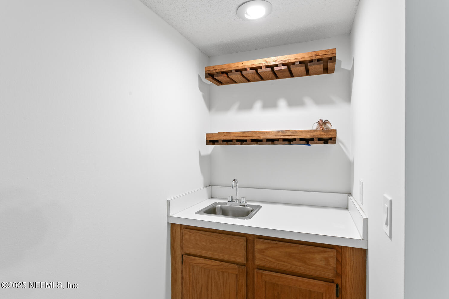 3911 MEADOWVIEW Drive N