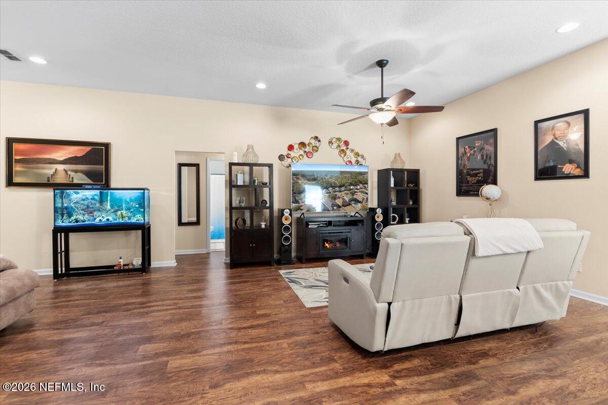 4150 VICTORIA LAKES Drive W