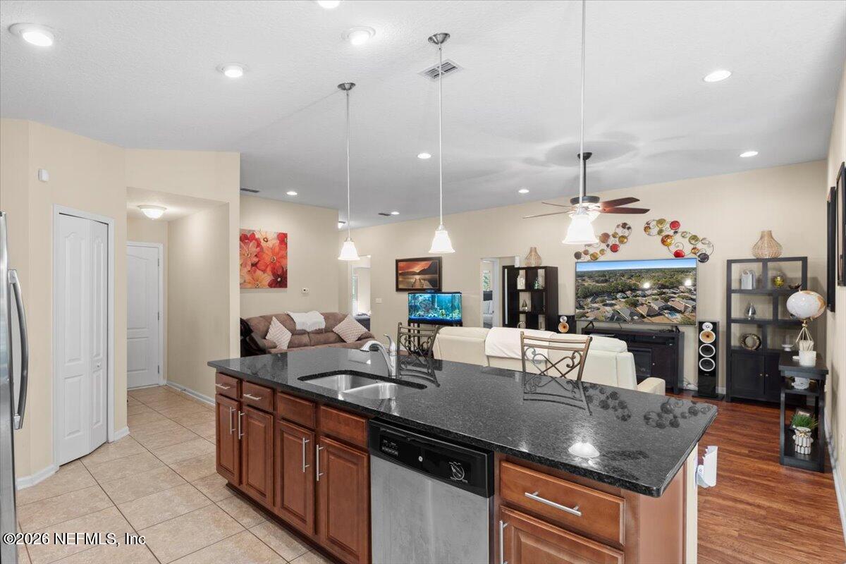 4150 VICTORIA LAKES Drive W