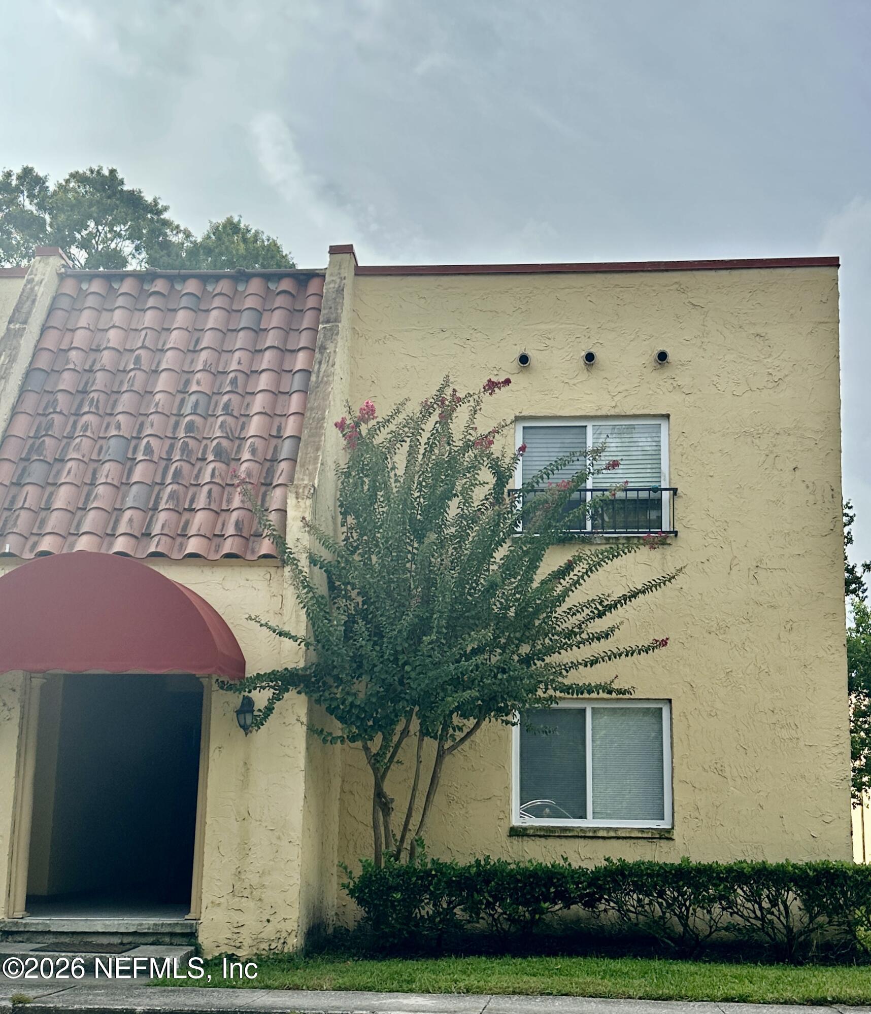 3878 LA MIRADA Drive N 8