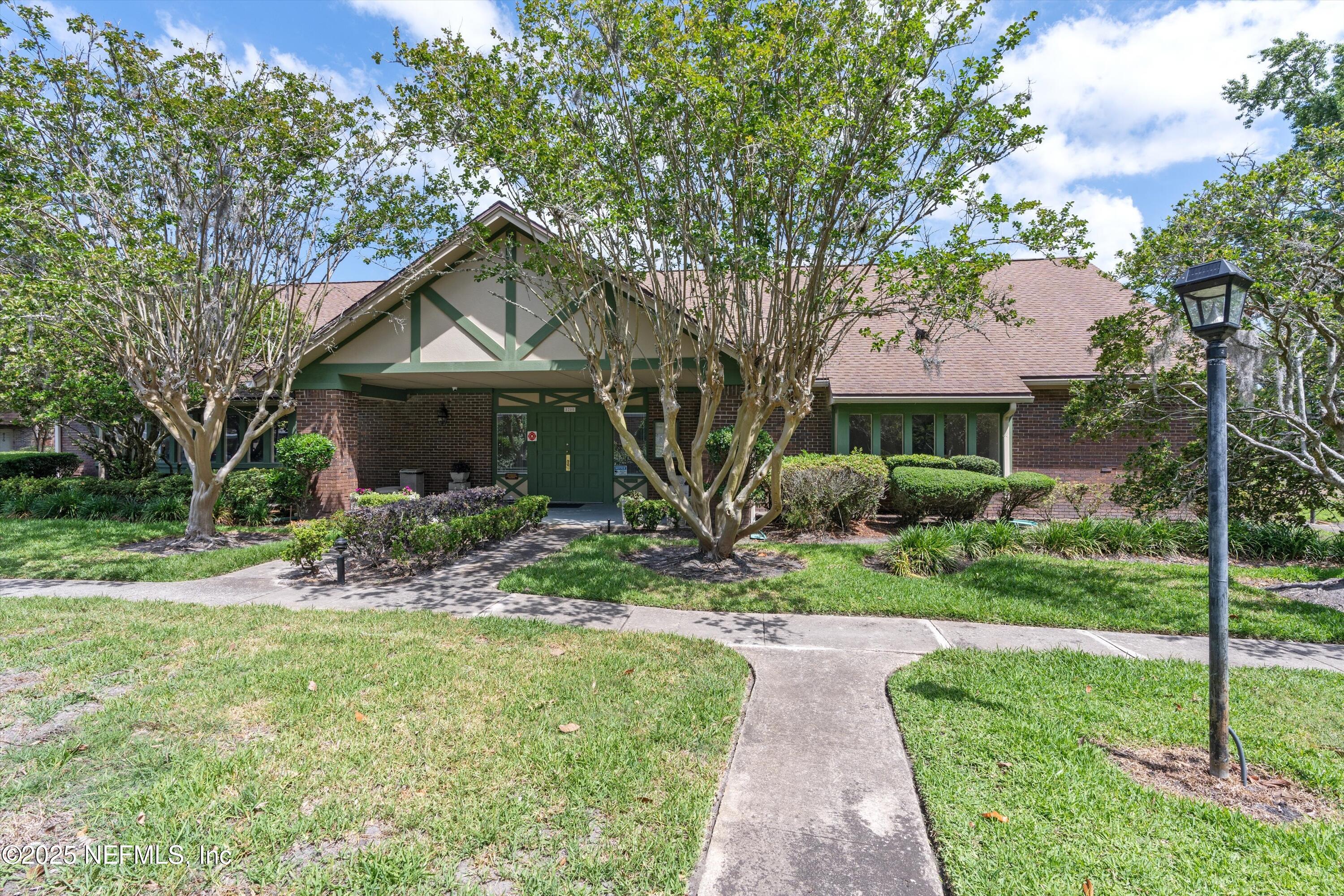 8211 KENSINGTON Square