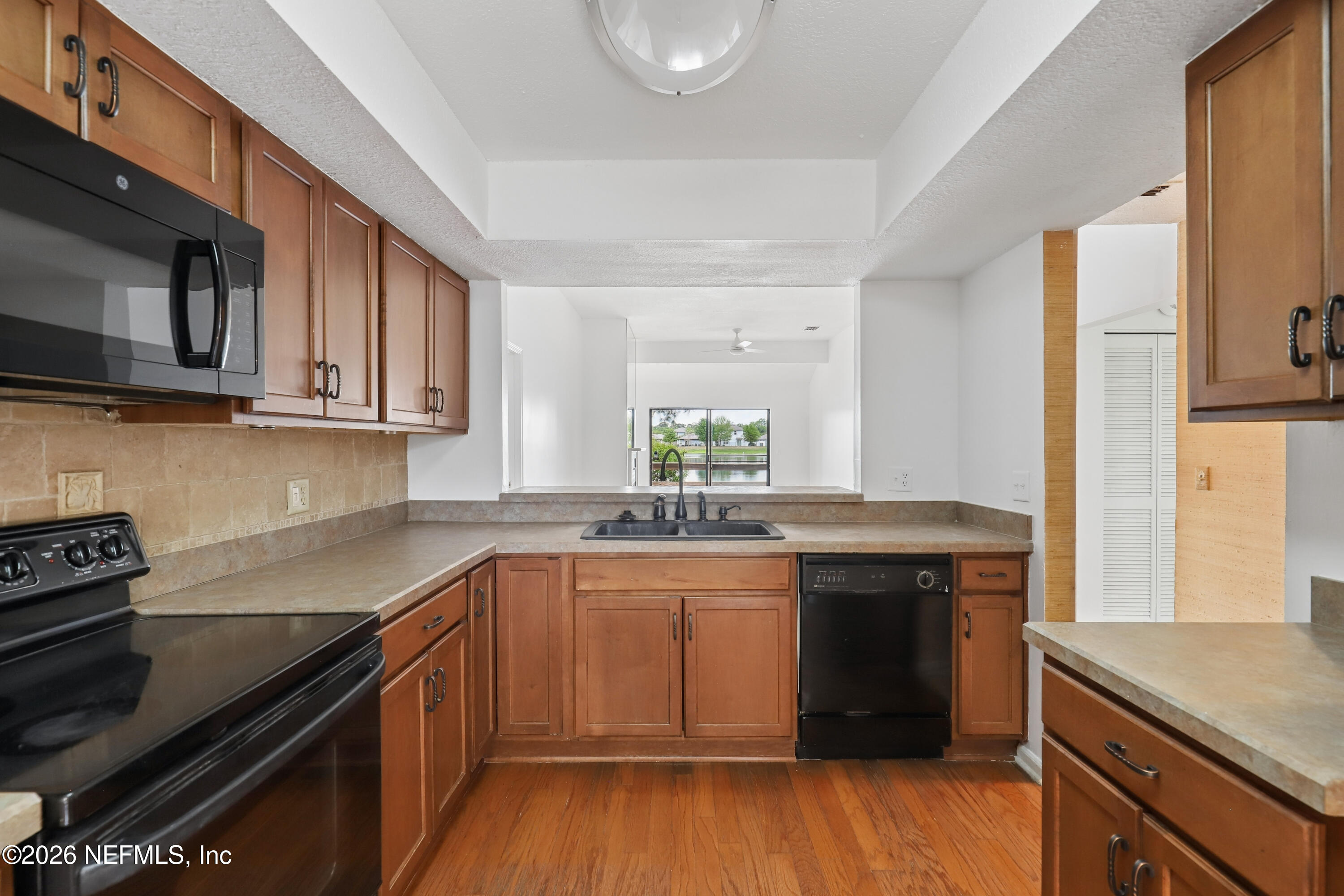 8118 BAYMEADOWS Circle E 17
