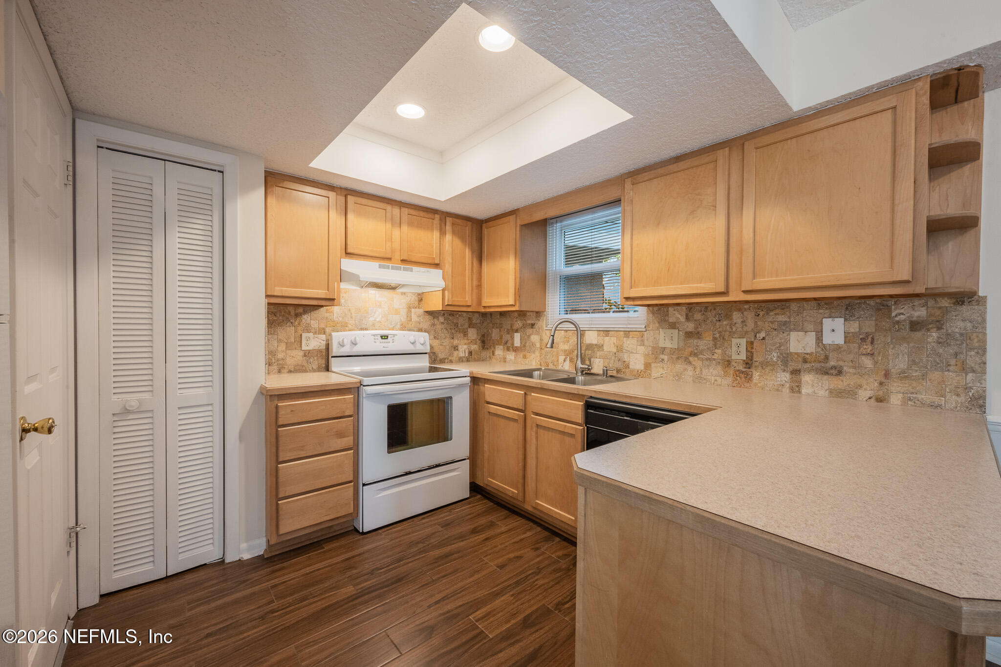 597 STURDIVANT Avenue