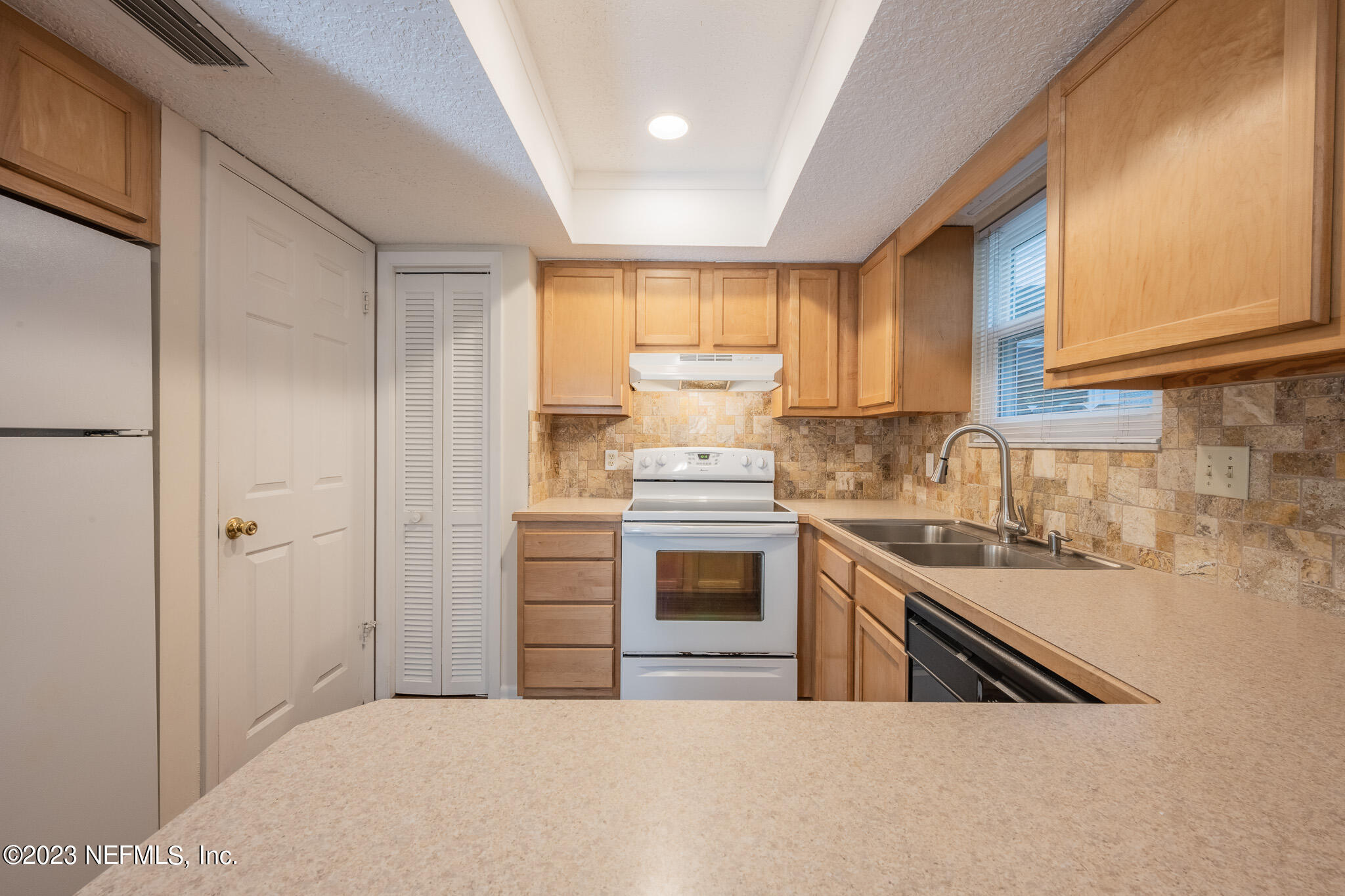 597 STURDIVANT Avenue