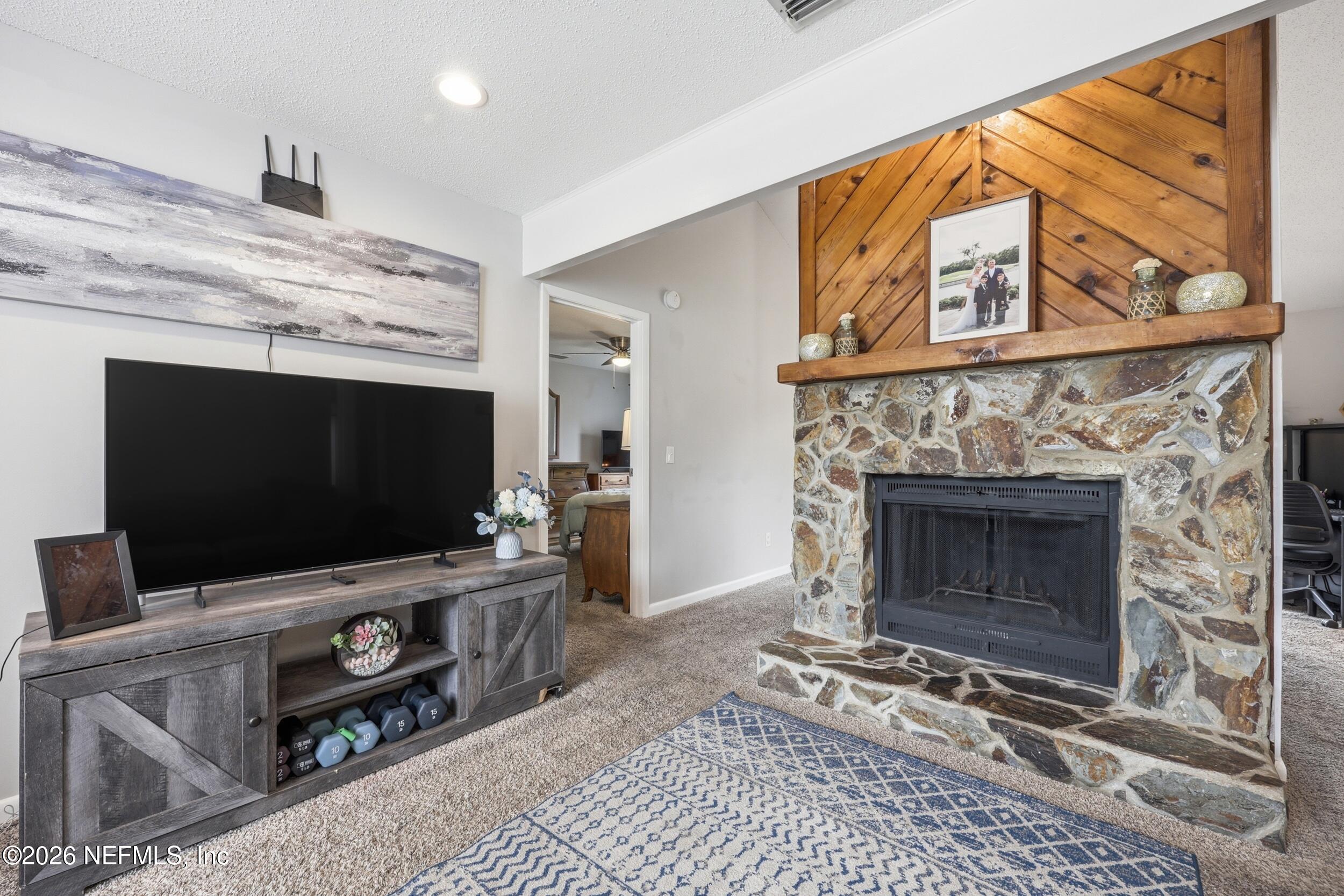 2550 OAKVIEW Drive