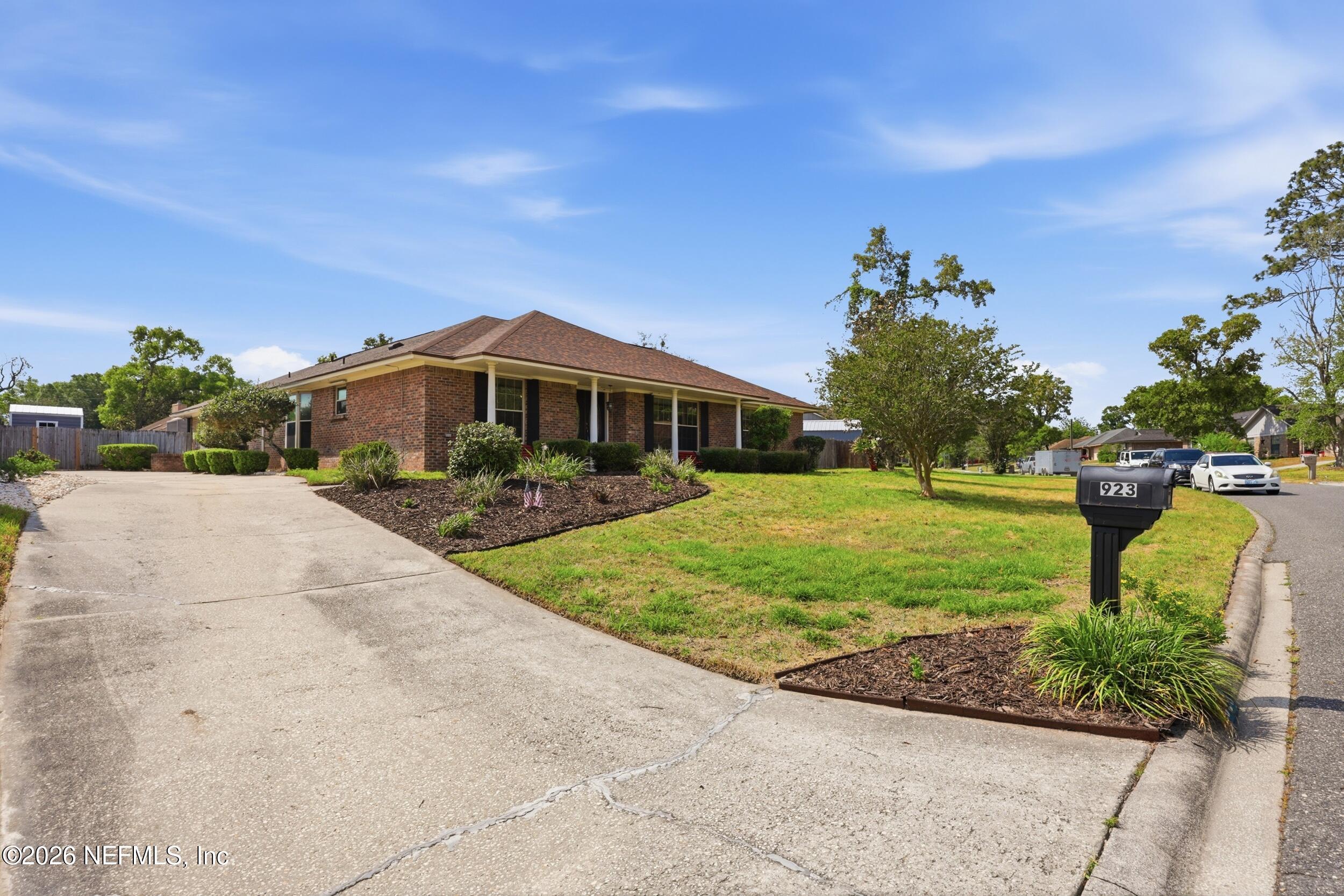 923 RIDGEWAY Court