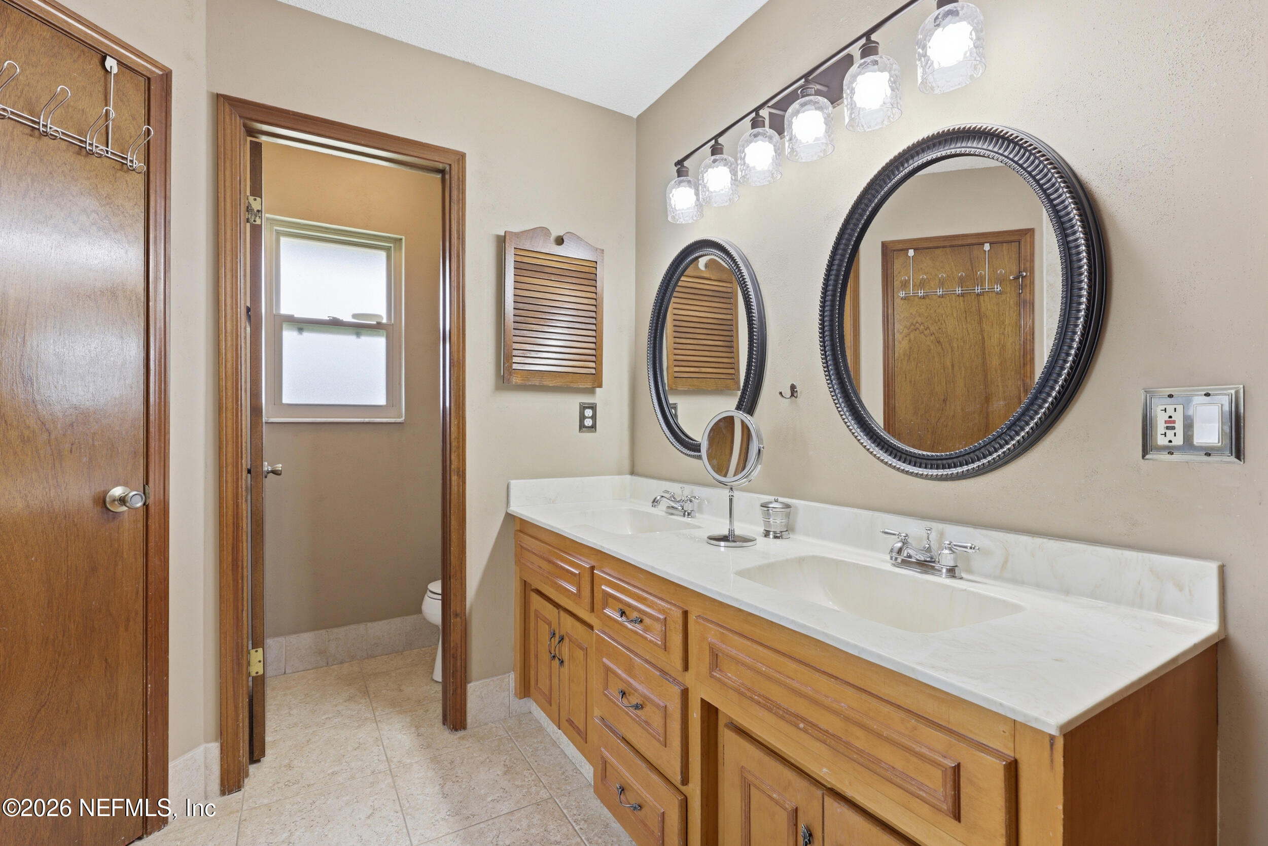 923 RIDGEWAY Court