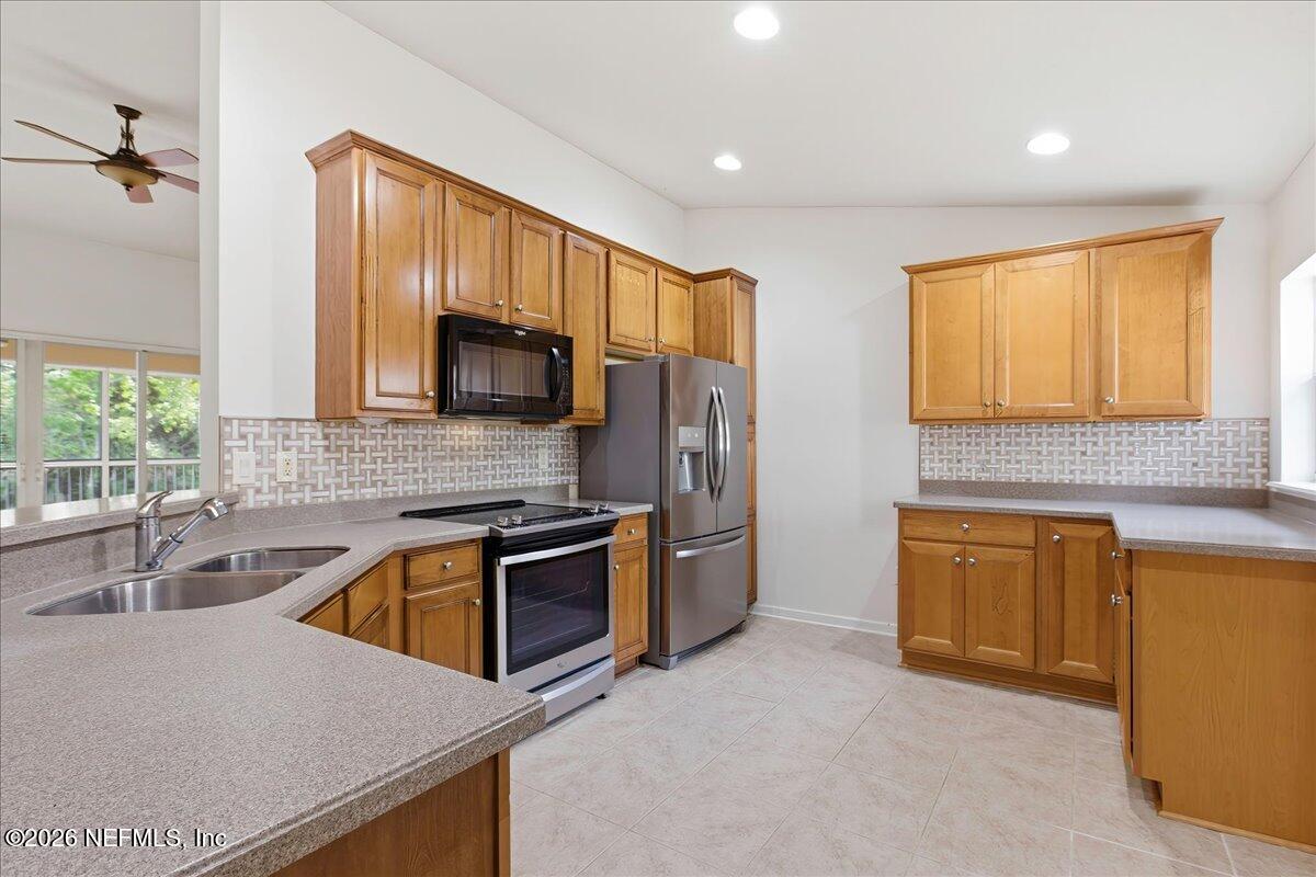 8521 LITTLE SWIFT Circle 34D