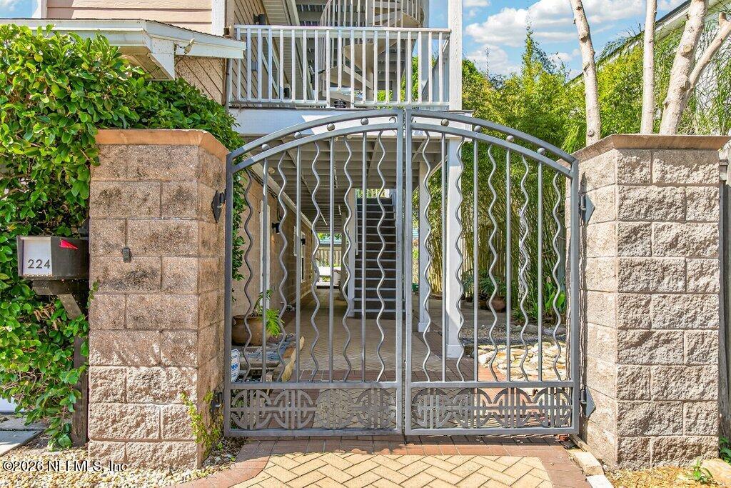 224 BOWLES Street