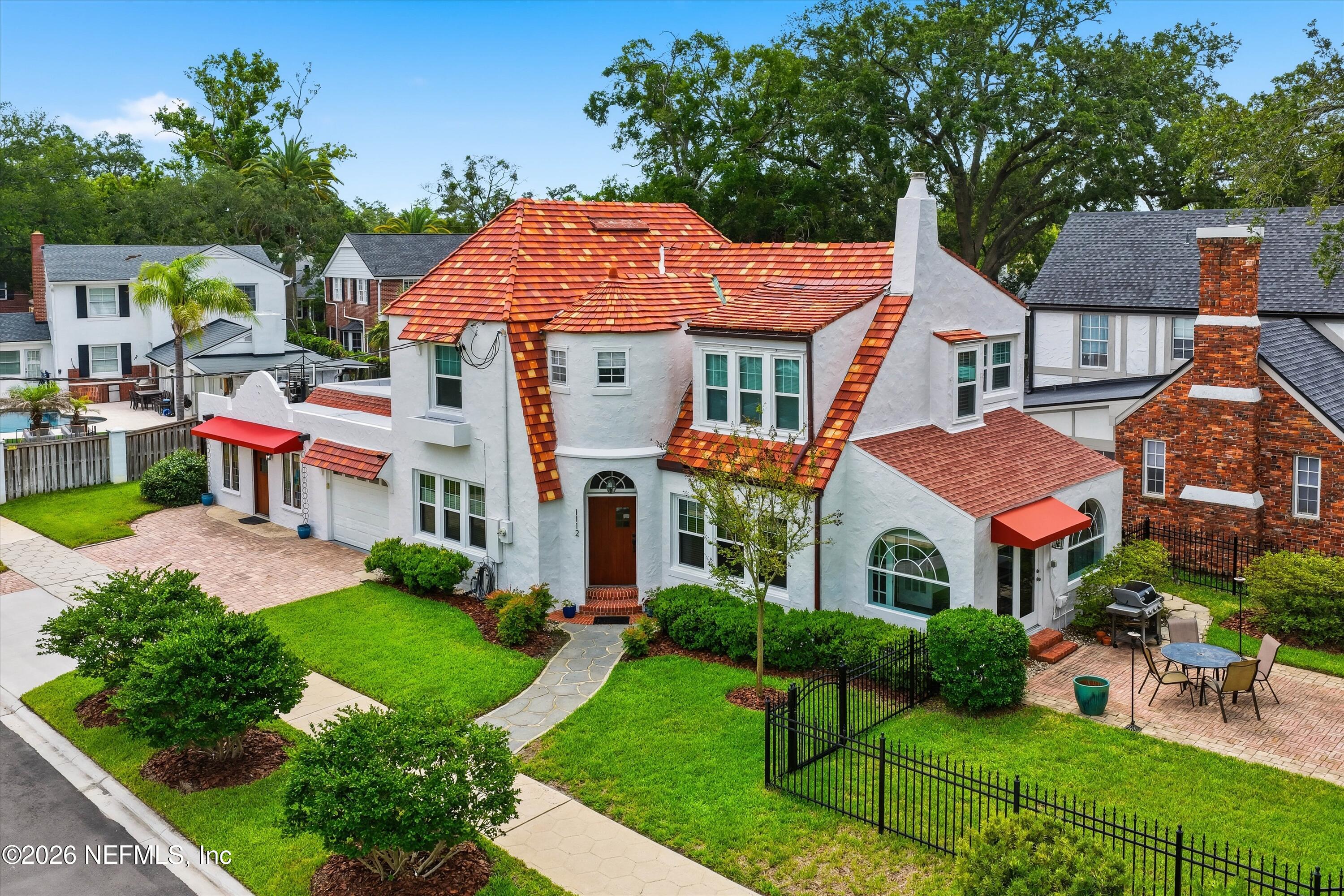 1112 COLOMBO Street