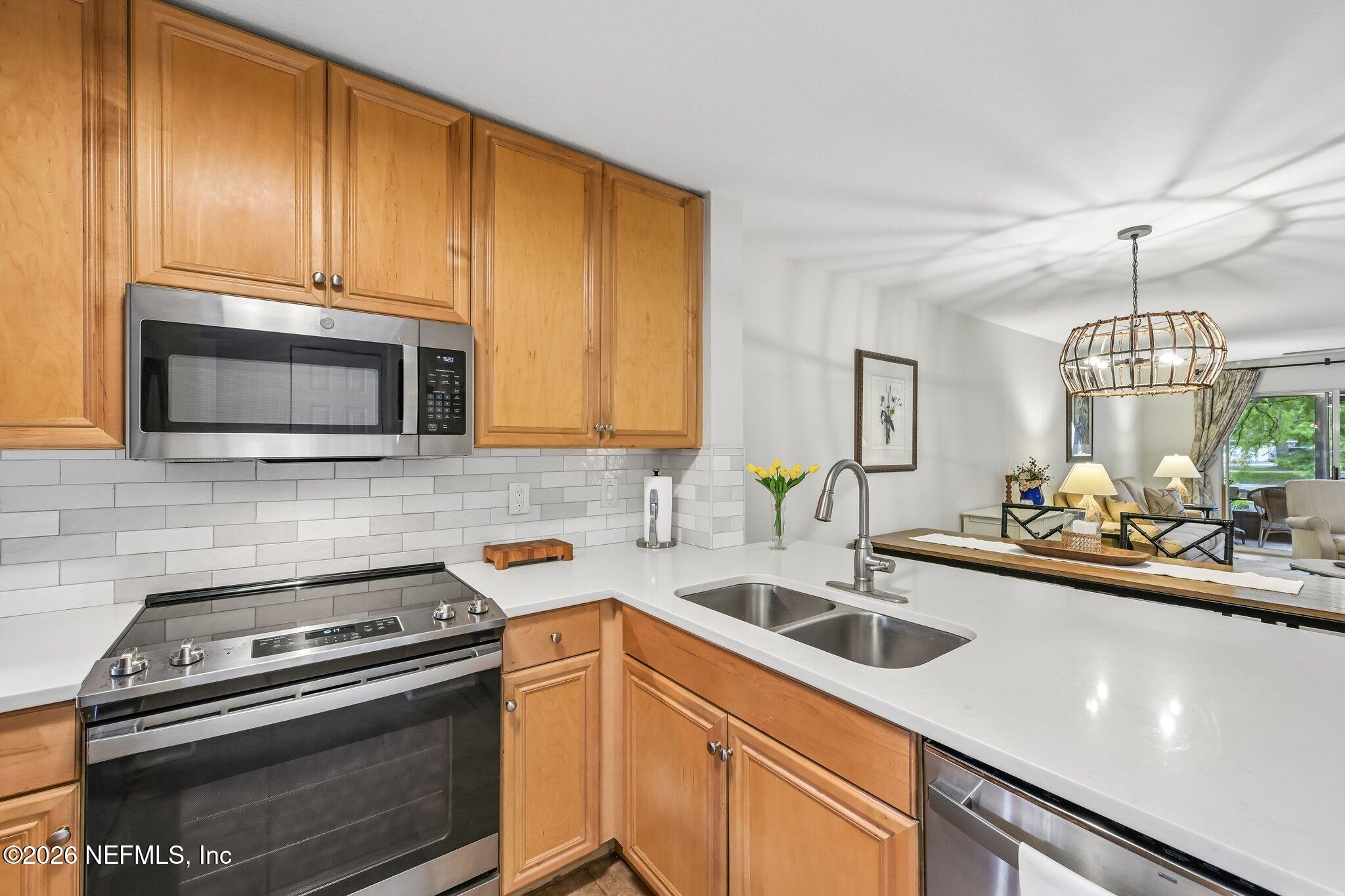 27 ARBOR CLUB Drive 106