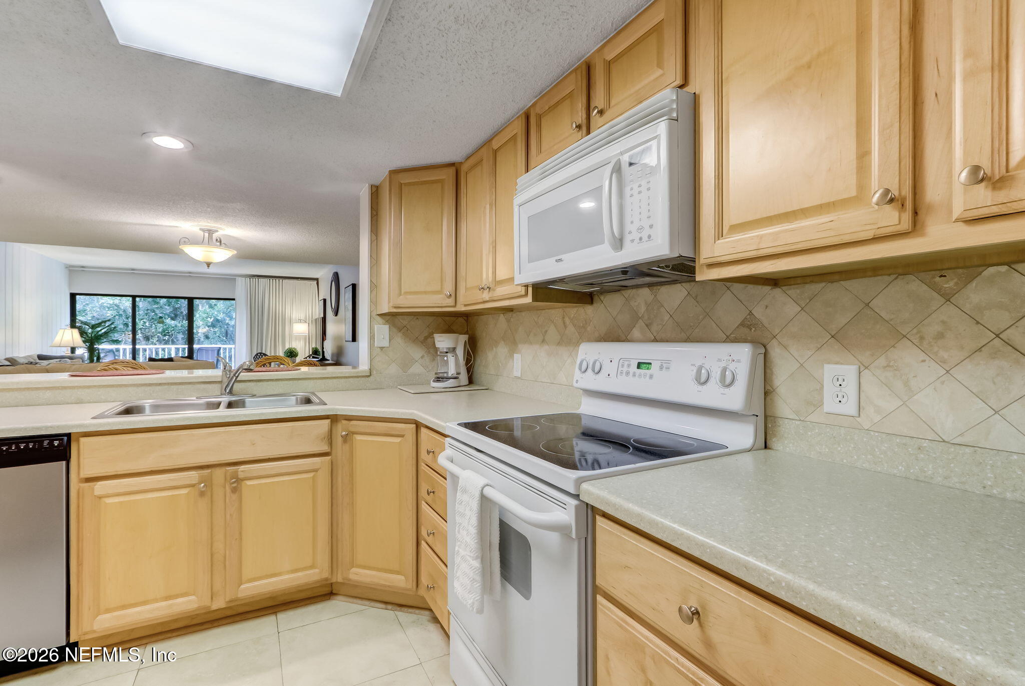 2122 BEACH WOOD Road