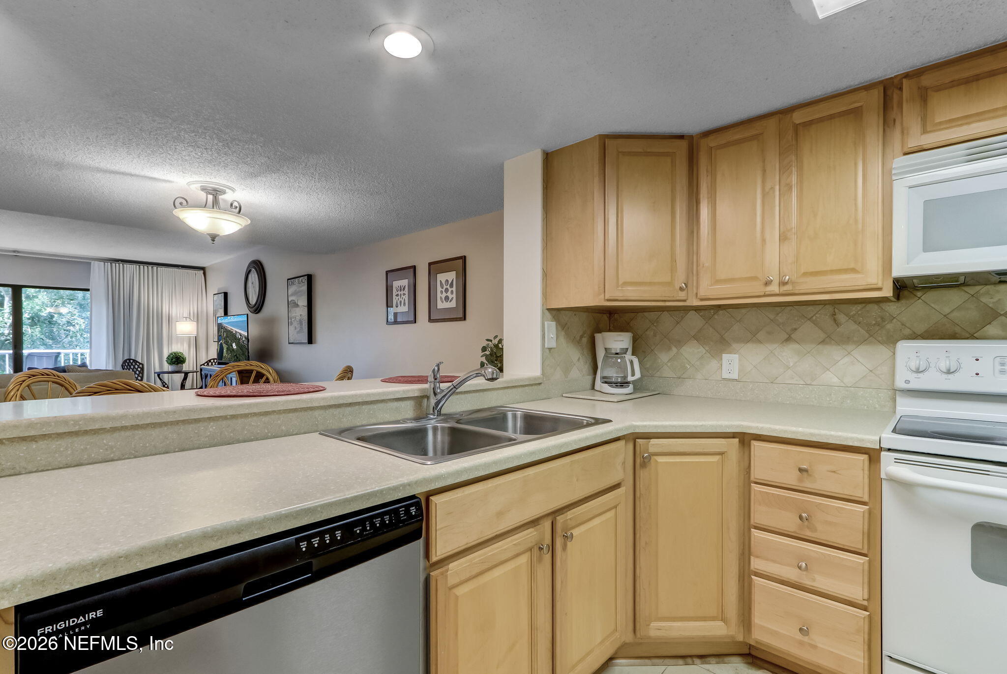 2122 BEACH WOOD Road