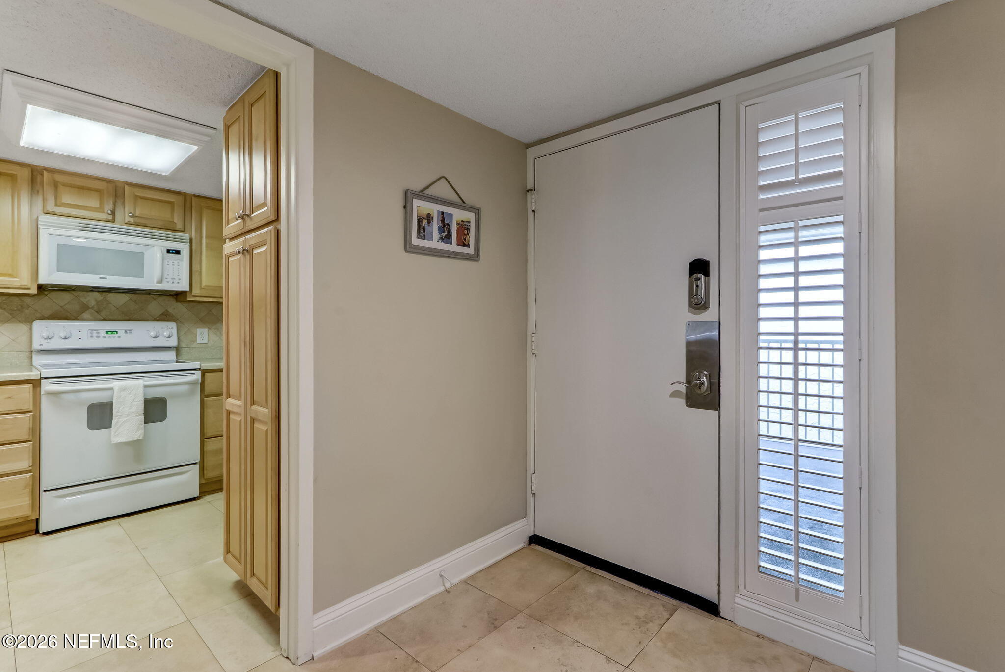 2122 BEACH WOOD Road