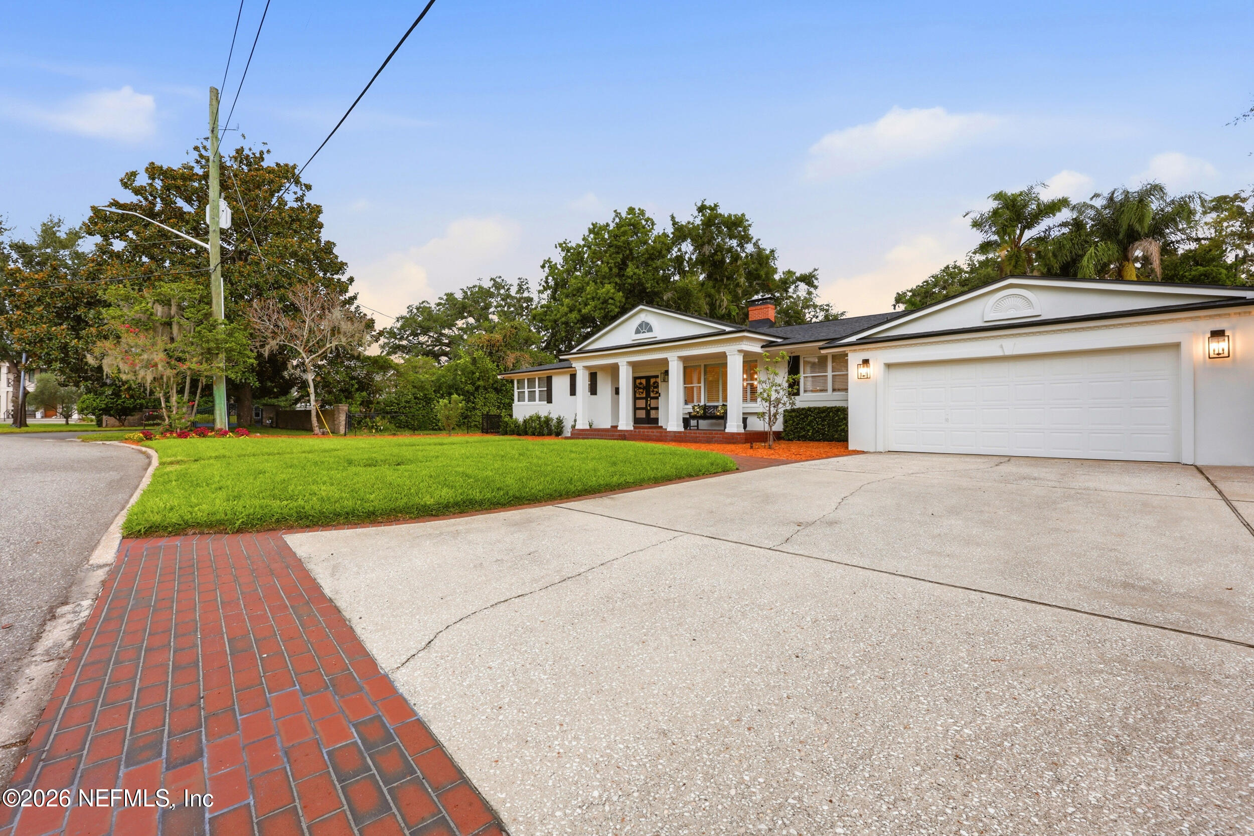 833 WATERMAN Road N