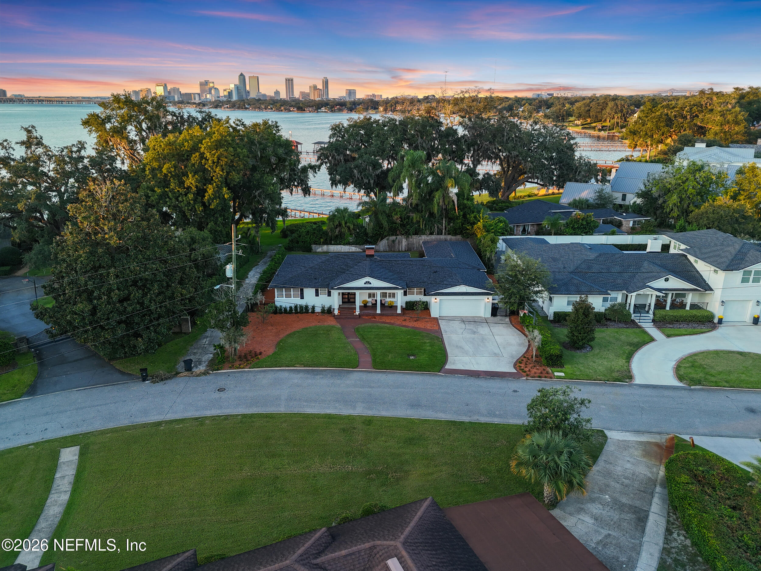 833 WATERMAN Road N