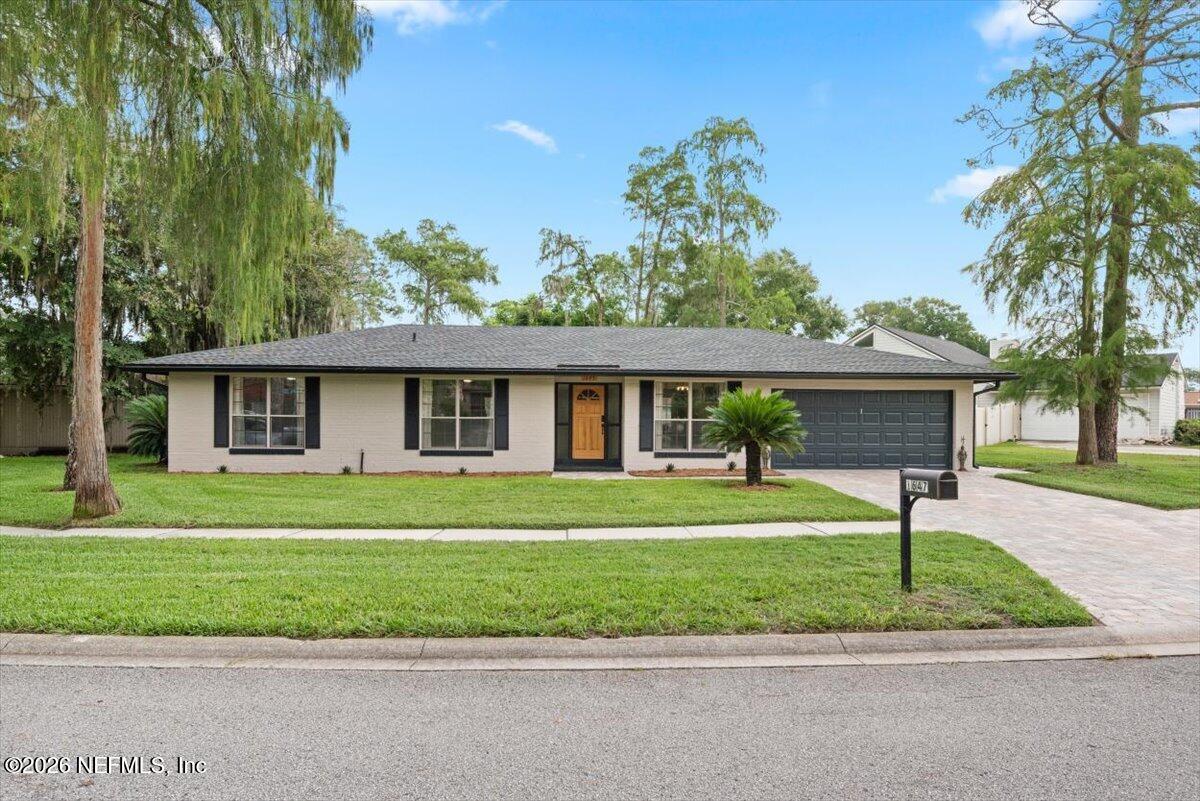 1647 WINDY OAKS Drive W