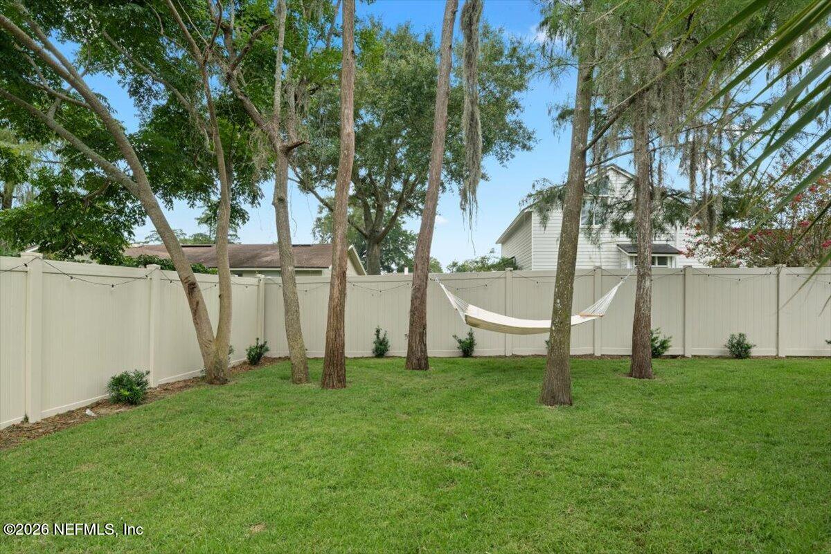 1647 WINDY OAKS Drive W