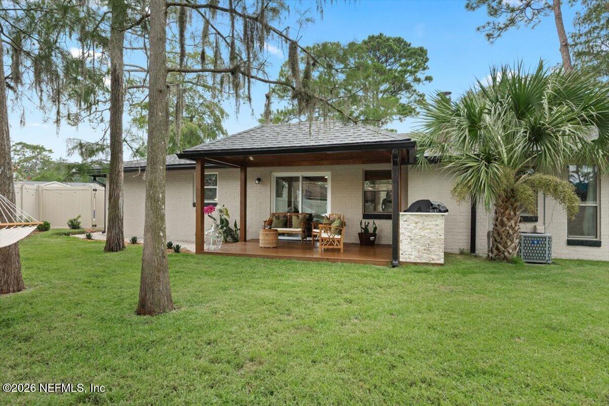 1647 WINDY OAKS Drive W