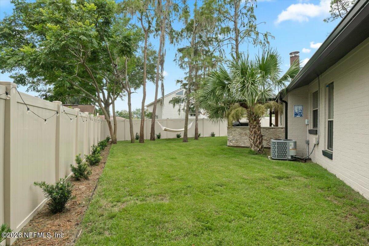 1647 WINDY OAKS Drive W