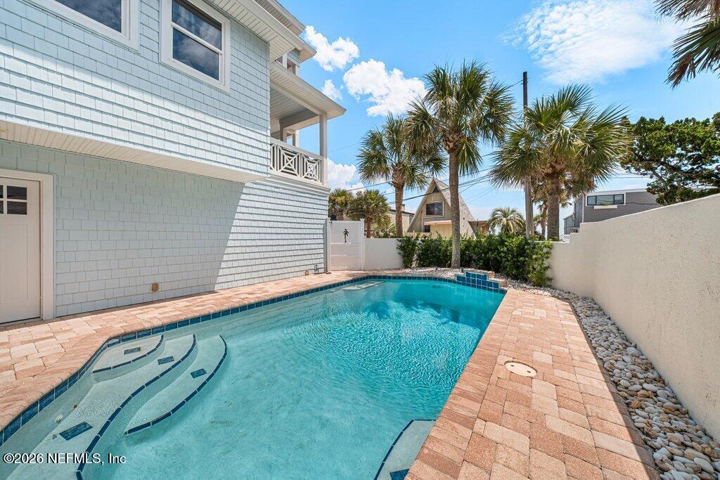 1960 BEACH Avenue