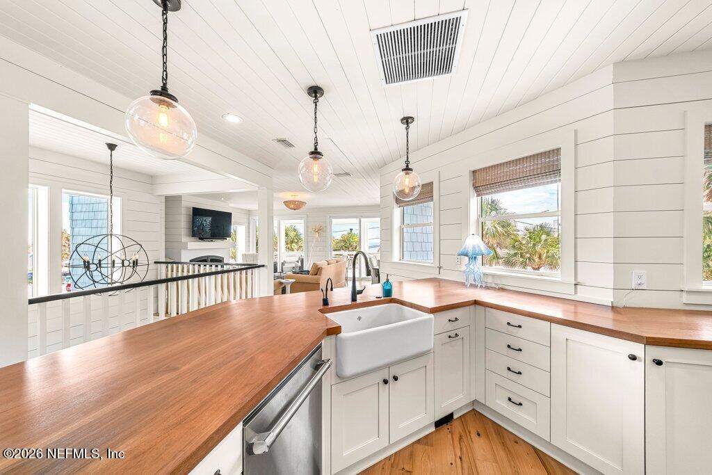 1960 BEACH Avenue