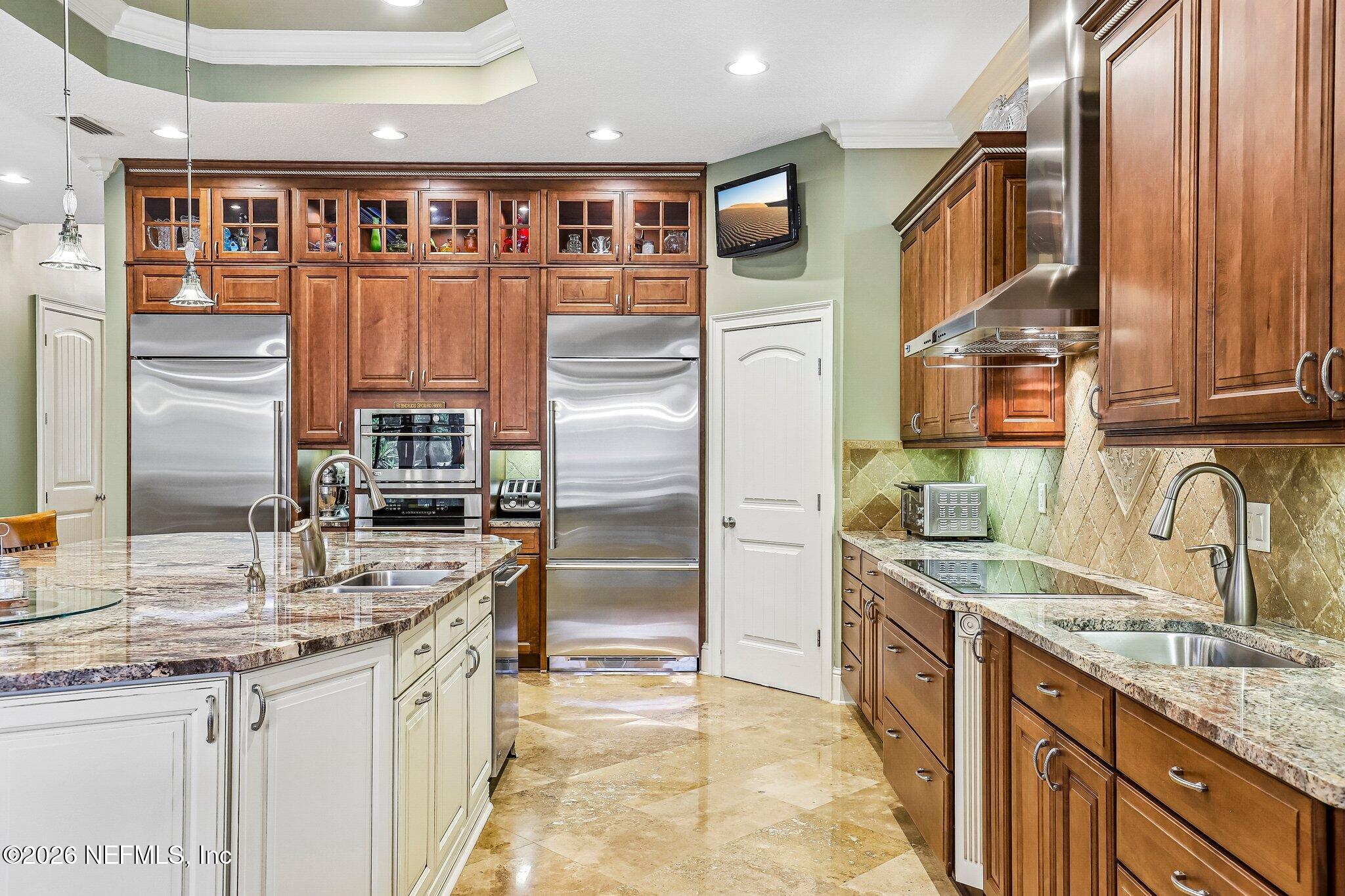 4002 LA VISTA Circle