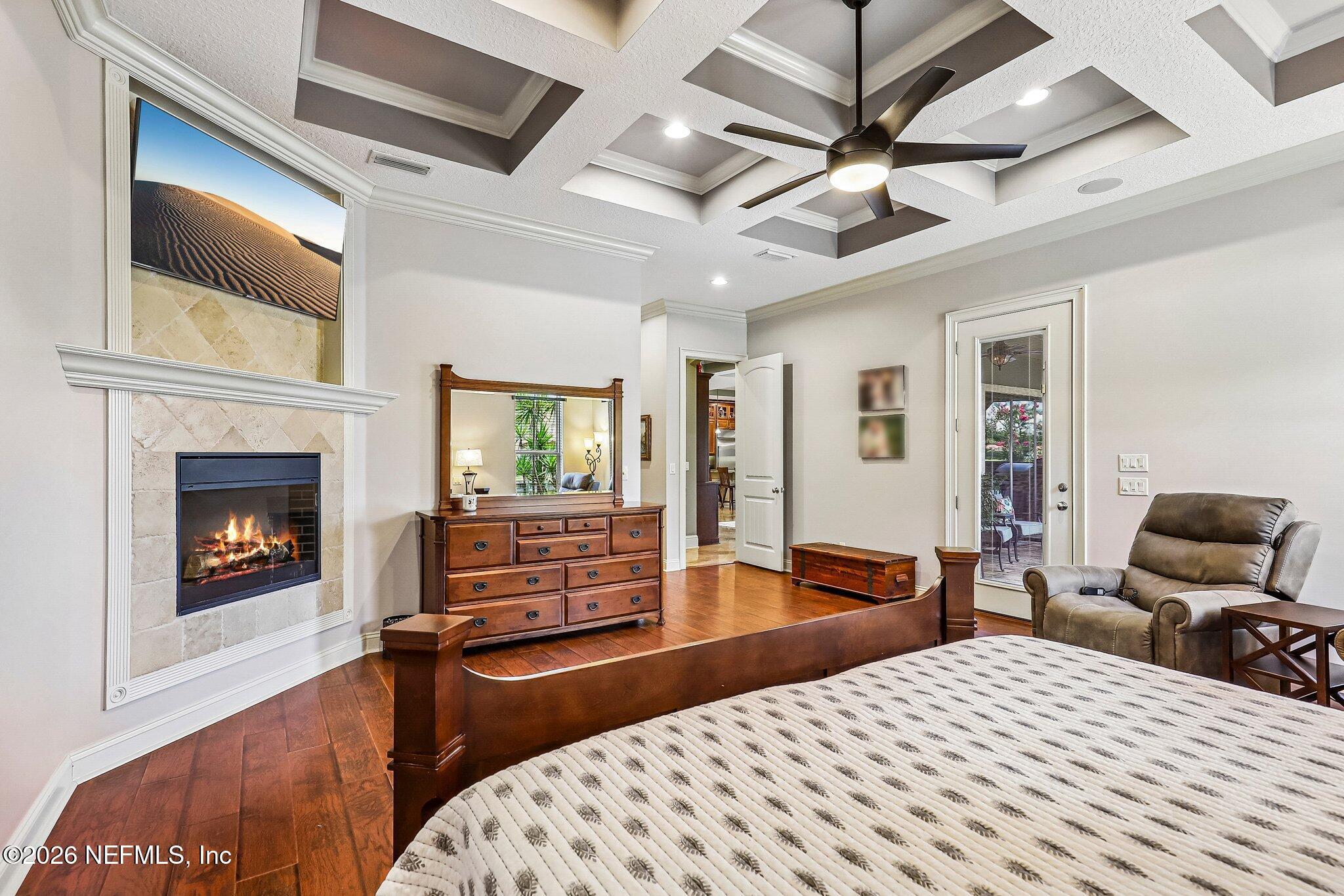 4002 LA VISTA Circle