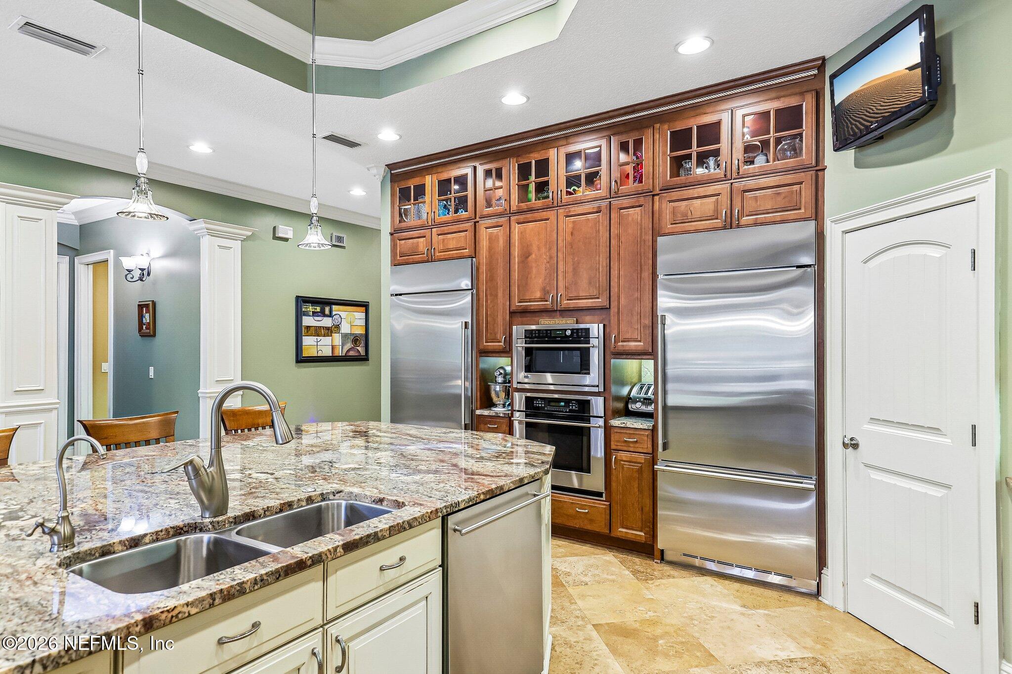 4002 LA VISTA Circle