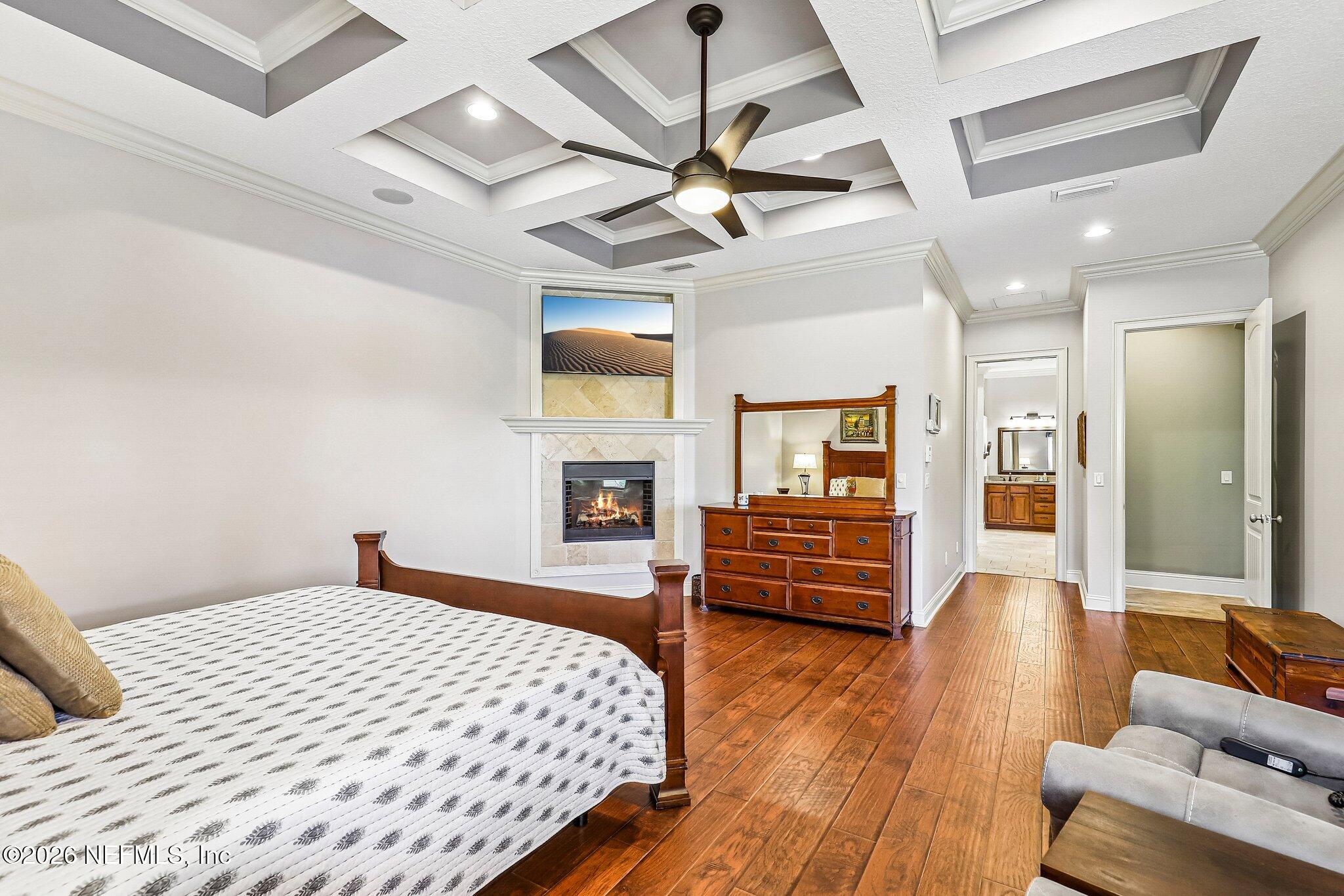4002 LA VISTA Circle