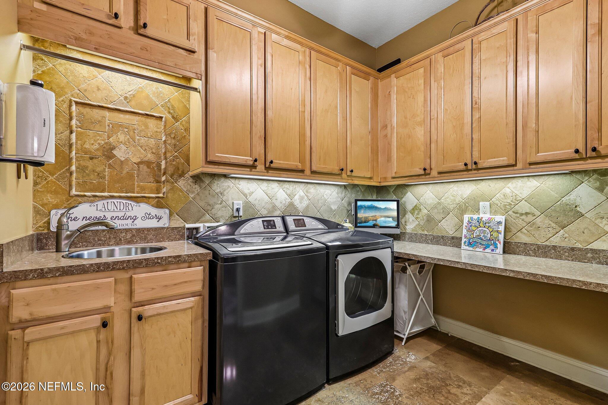 4002 LA VISTA Circle