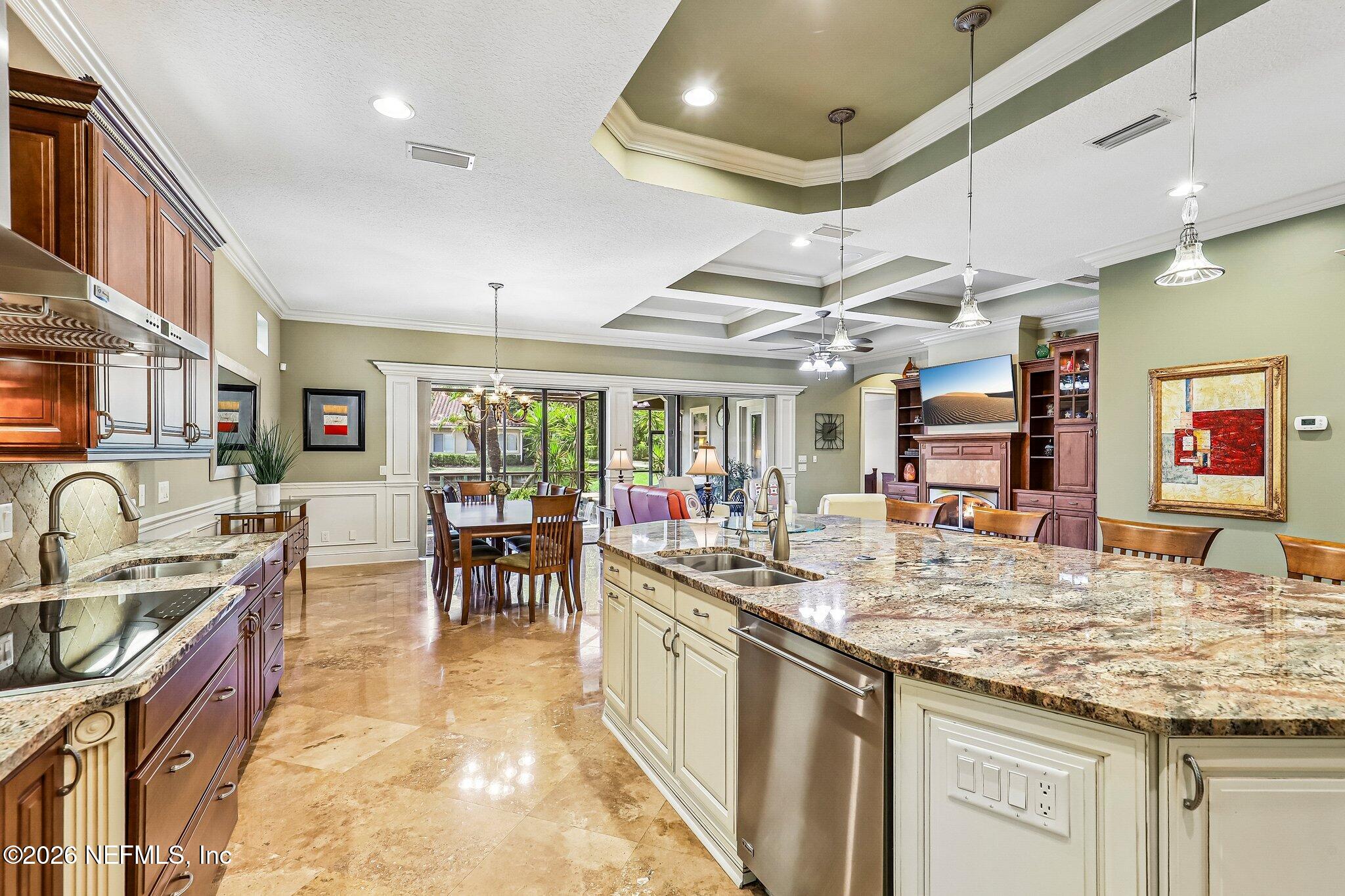 4002 LA VISTA Circle