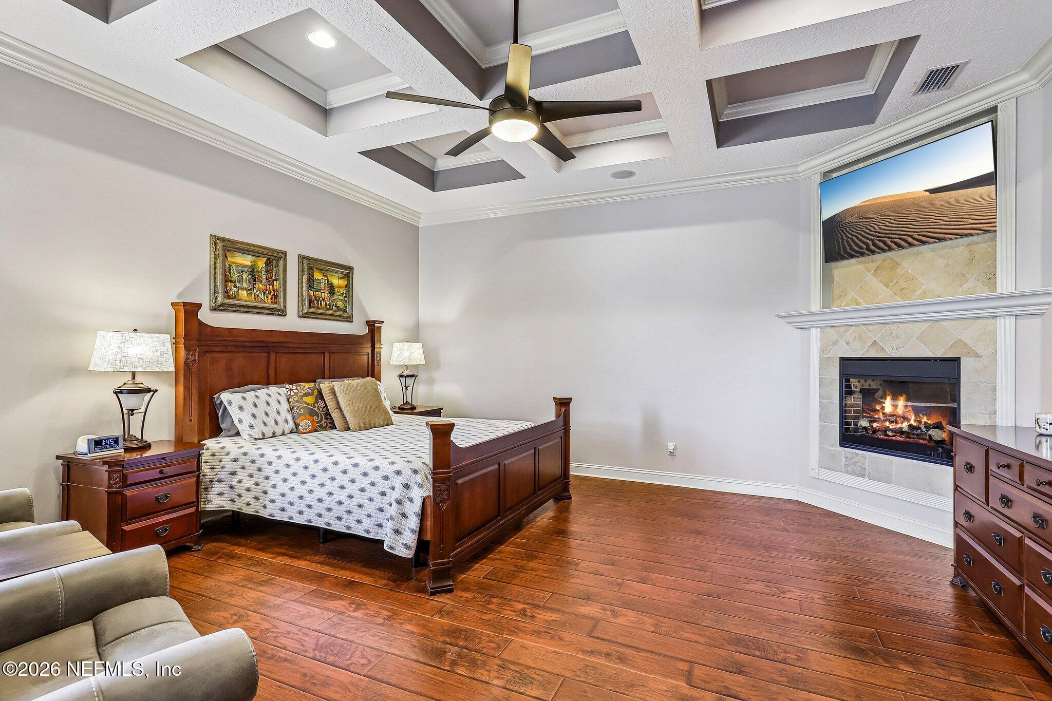 4002 LA VISTA Circle