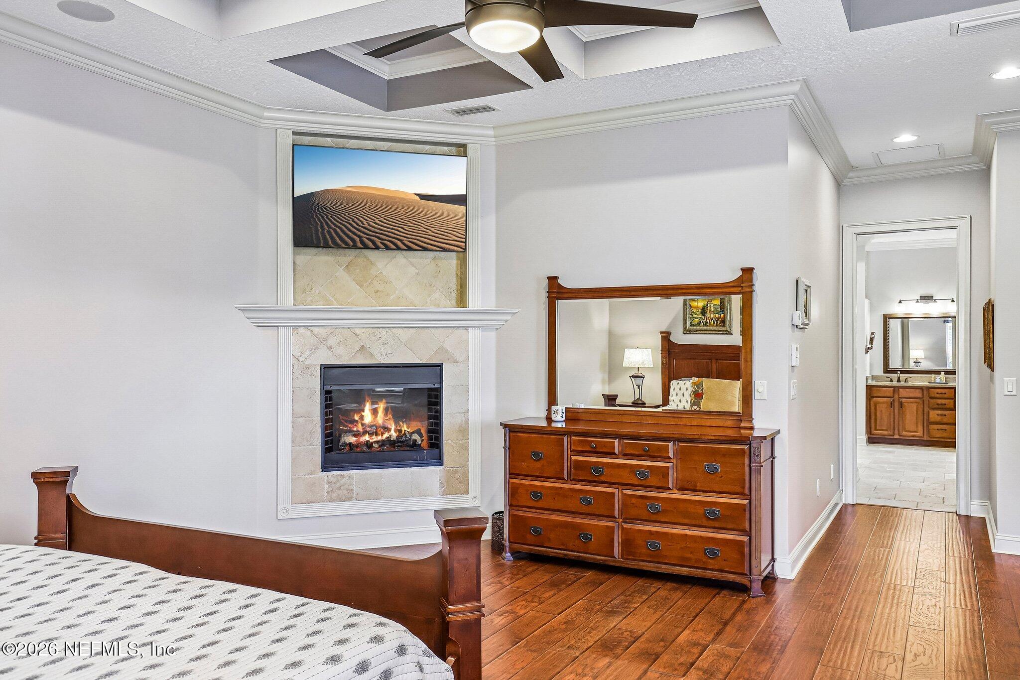 4002 LA VISTA Circle