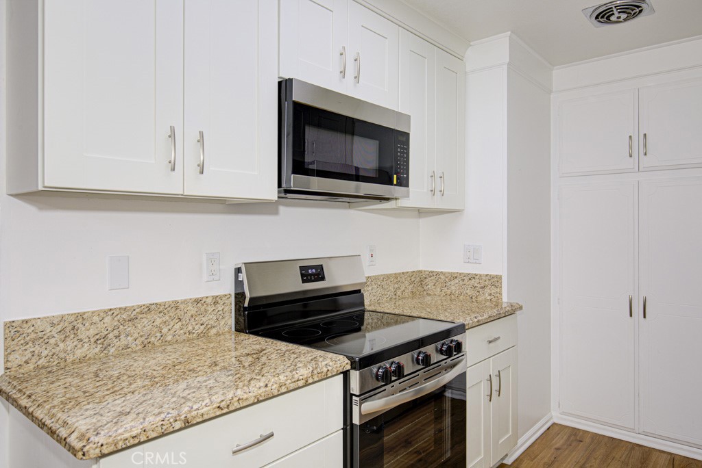 2173 Via Mariposa East T