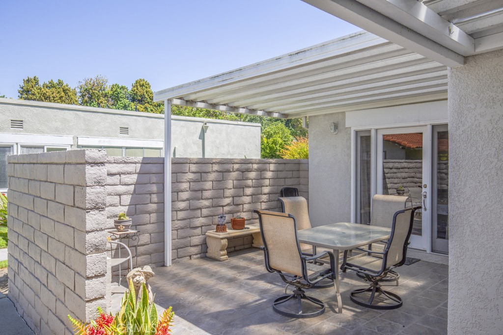 2372 Via Mariposa W B