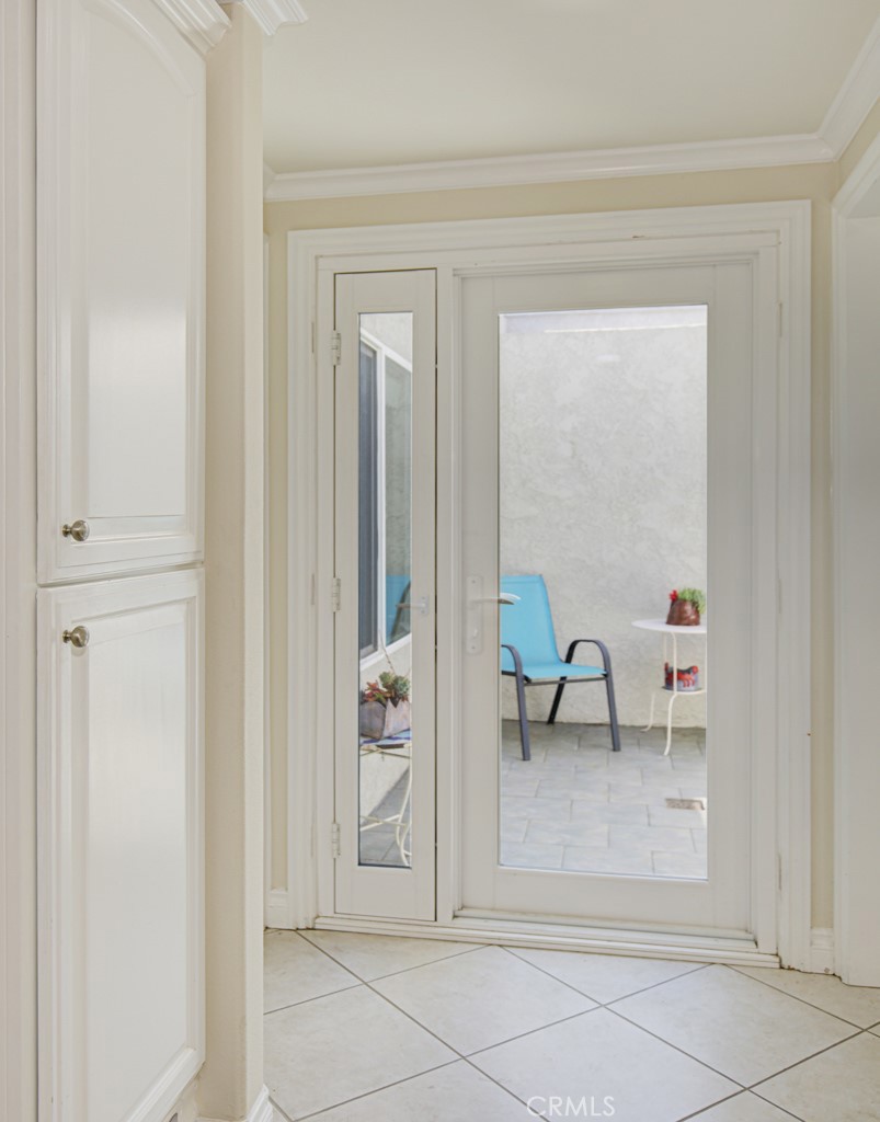 2372 Via Mariposa W B