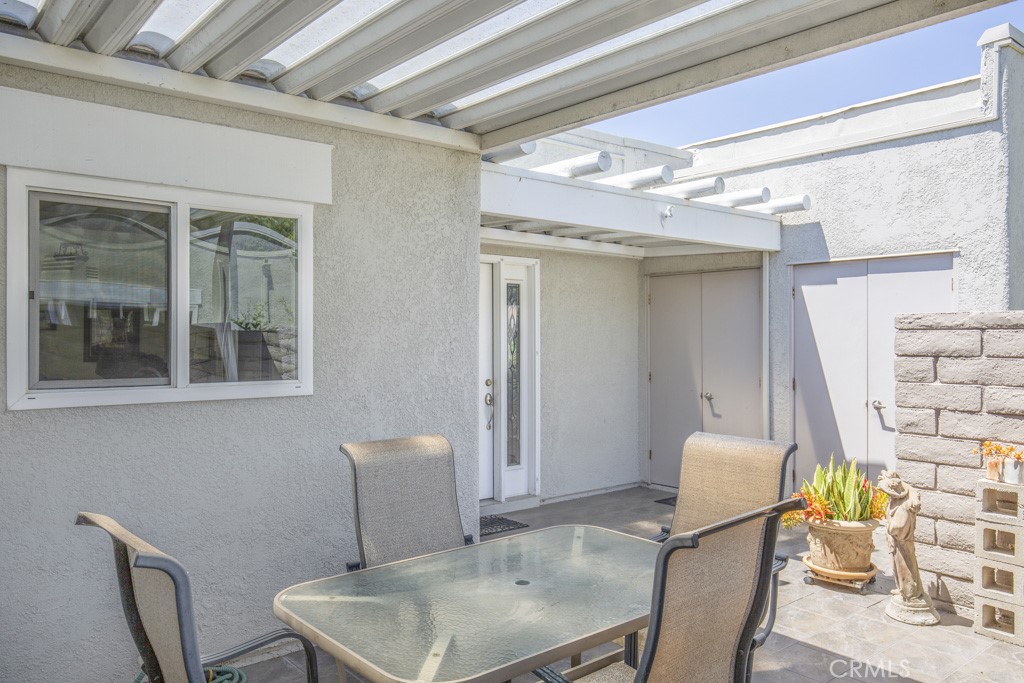 2372 Via Mariposa W B