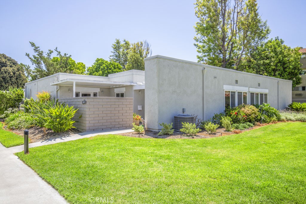 2372 Via Mariposa W B