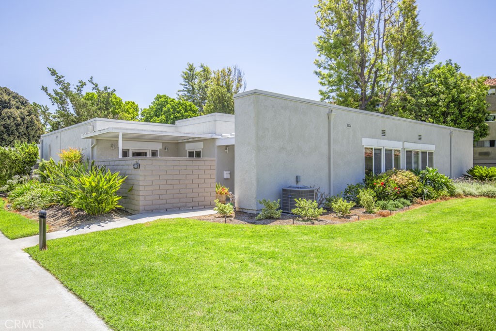 2372 Via Mariposa W B