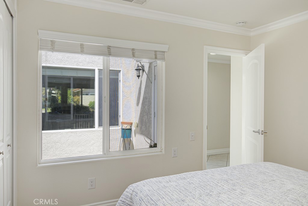 2372 Via Mariposa W B